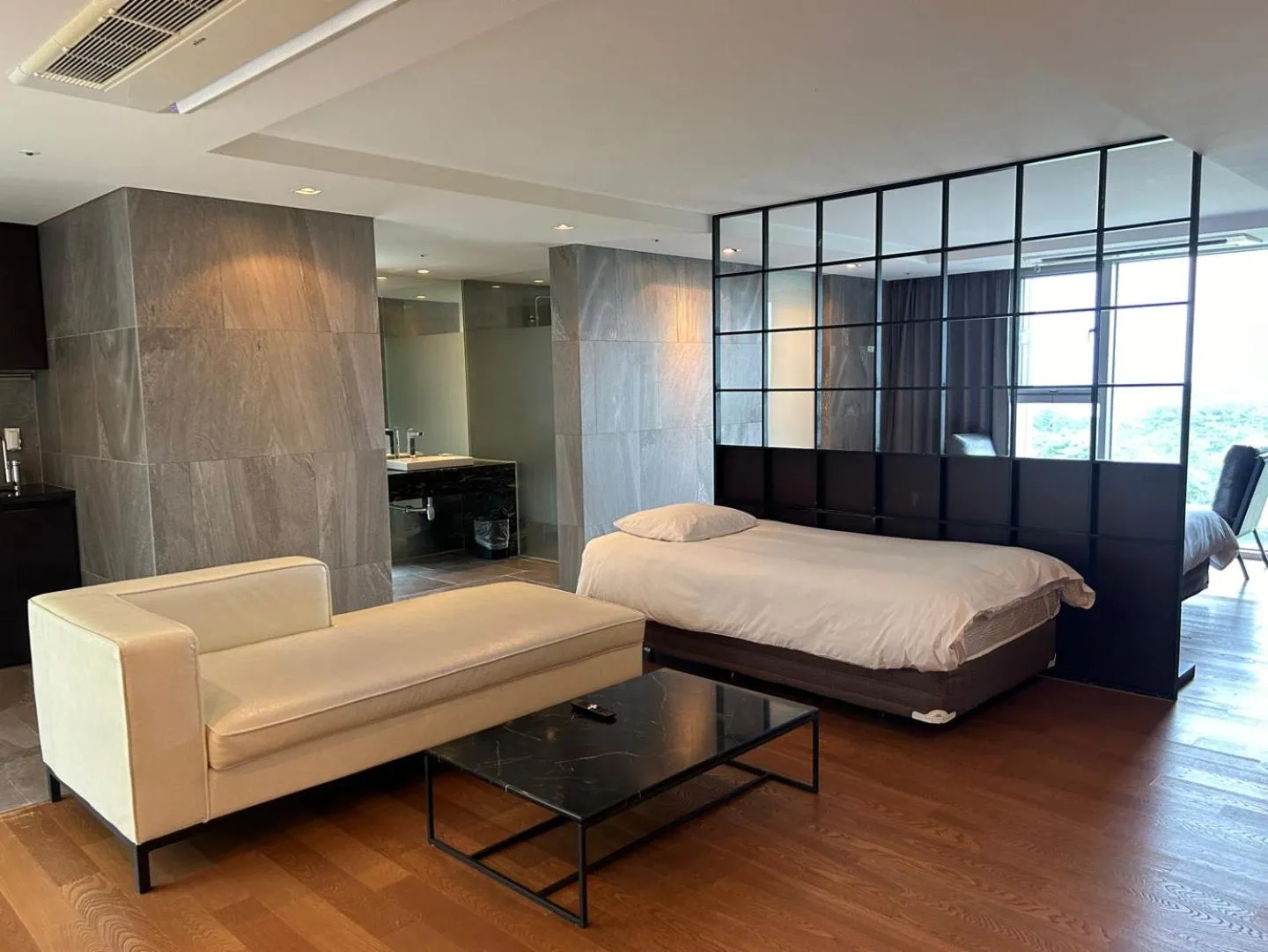 TV and multimedia, Bed in Sungsan Marina Hotel