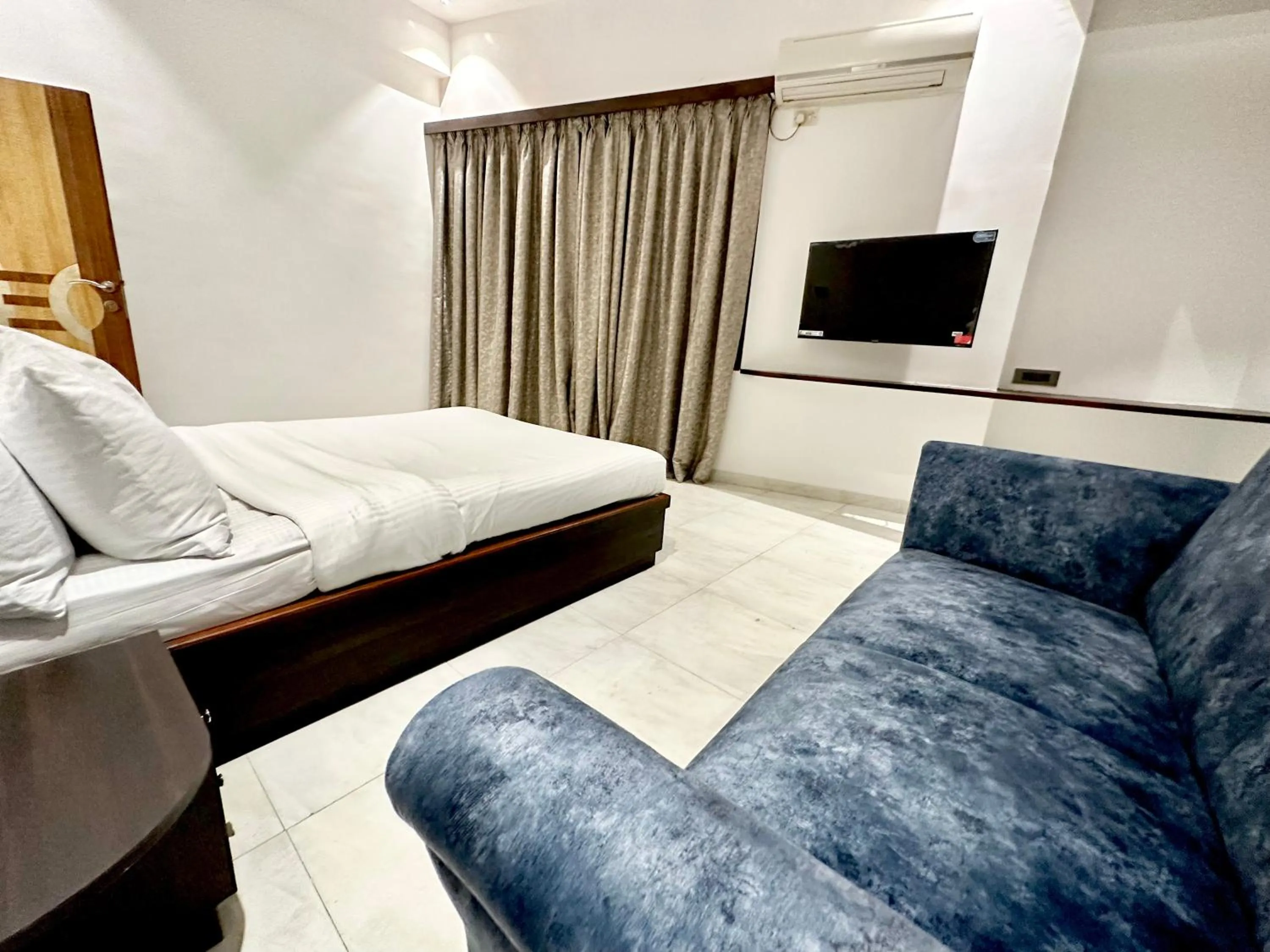 Bed in TAKHT- Executive Suites and Rooms