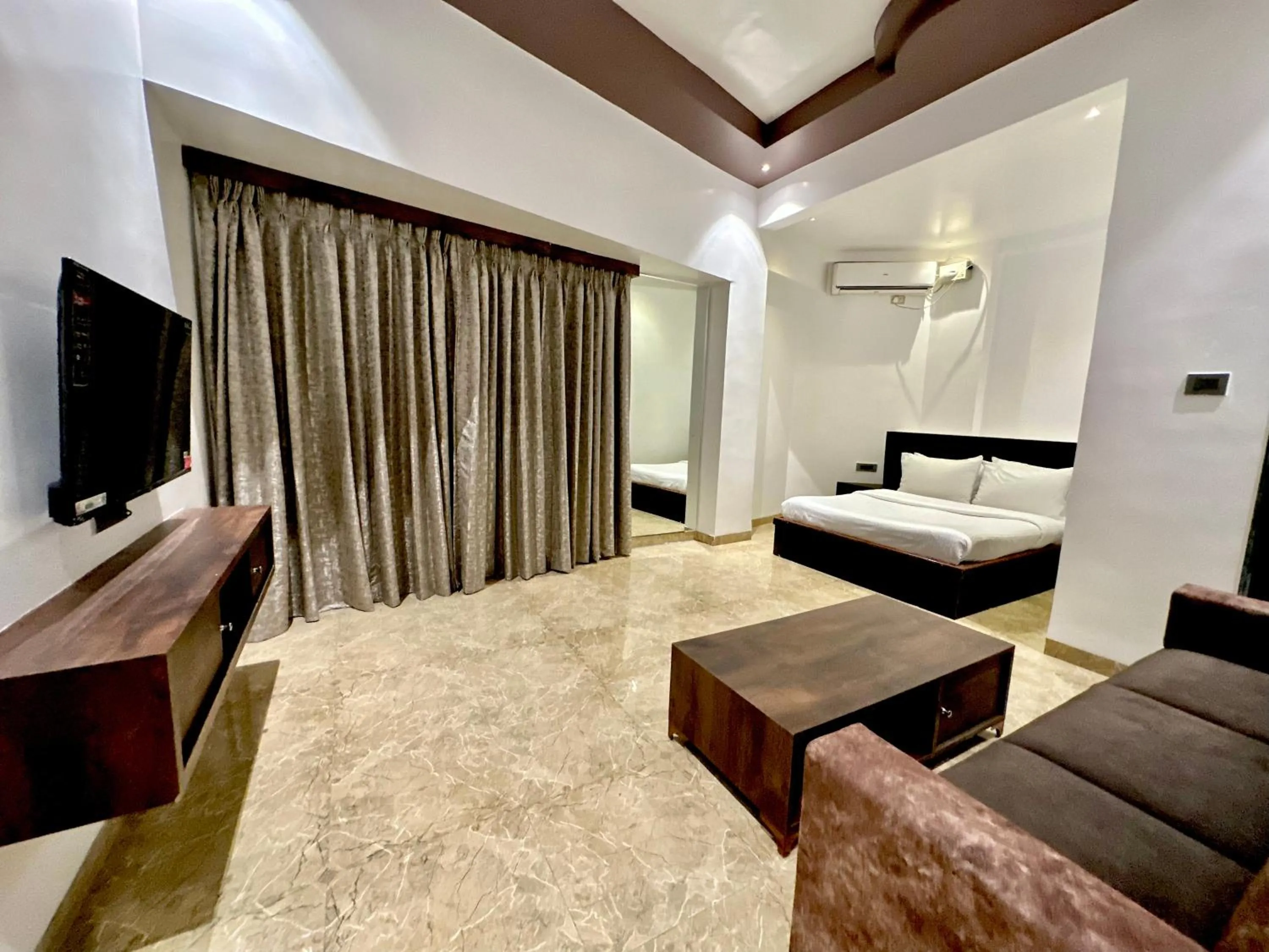 Bed in TAKHT- Executive Suites and Rooms
