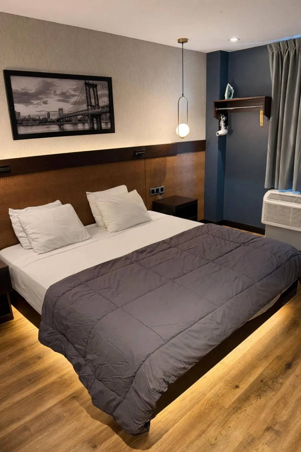 Bed in Hotel Mirage Brooklyn