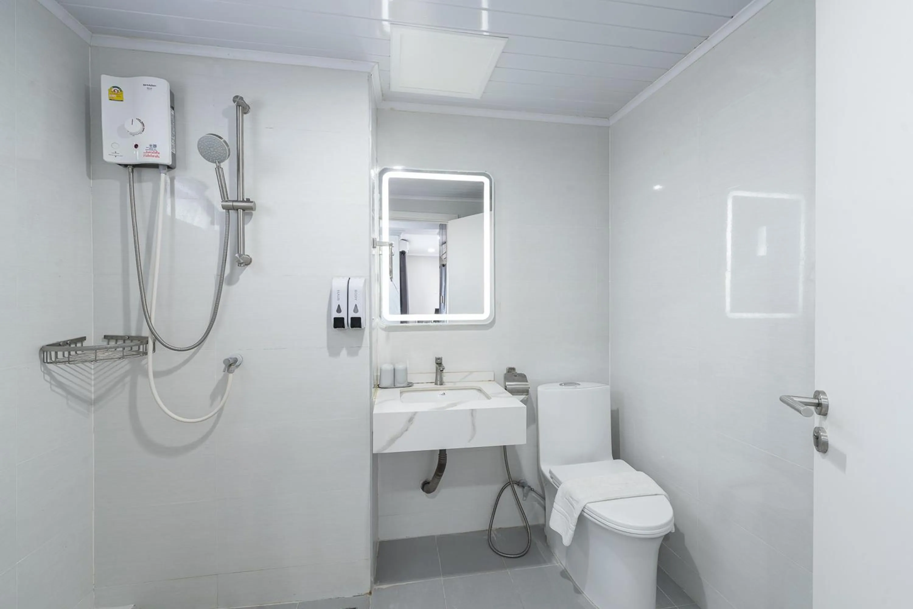 Shower in TJ 4711 Residence