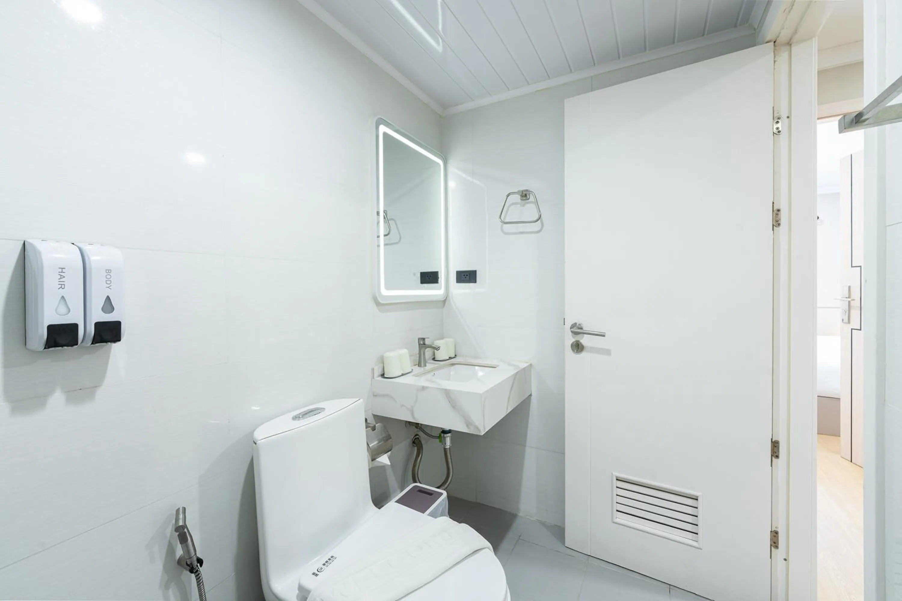 Shower in TJ 4711 Residence