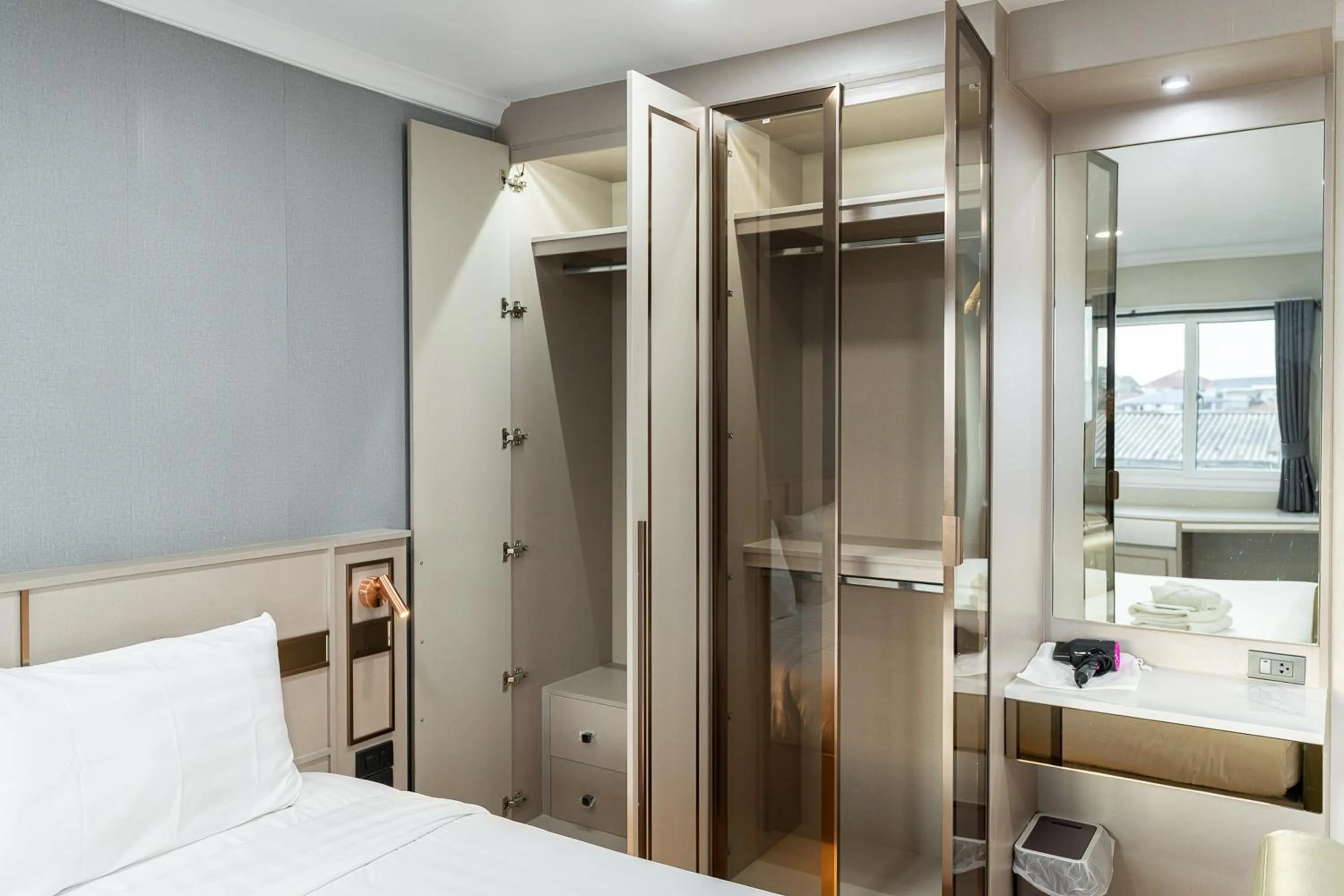 wardrobe, Bed in TJ 4711 Residence