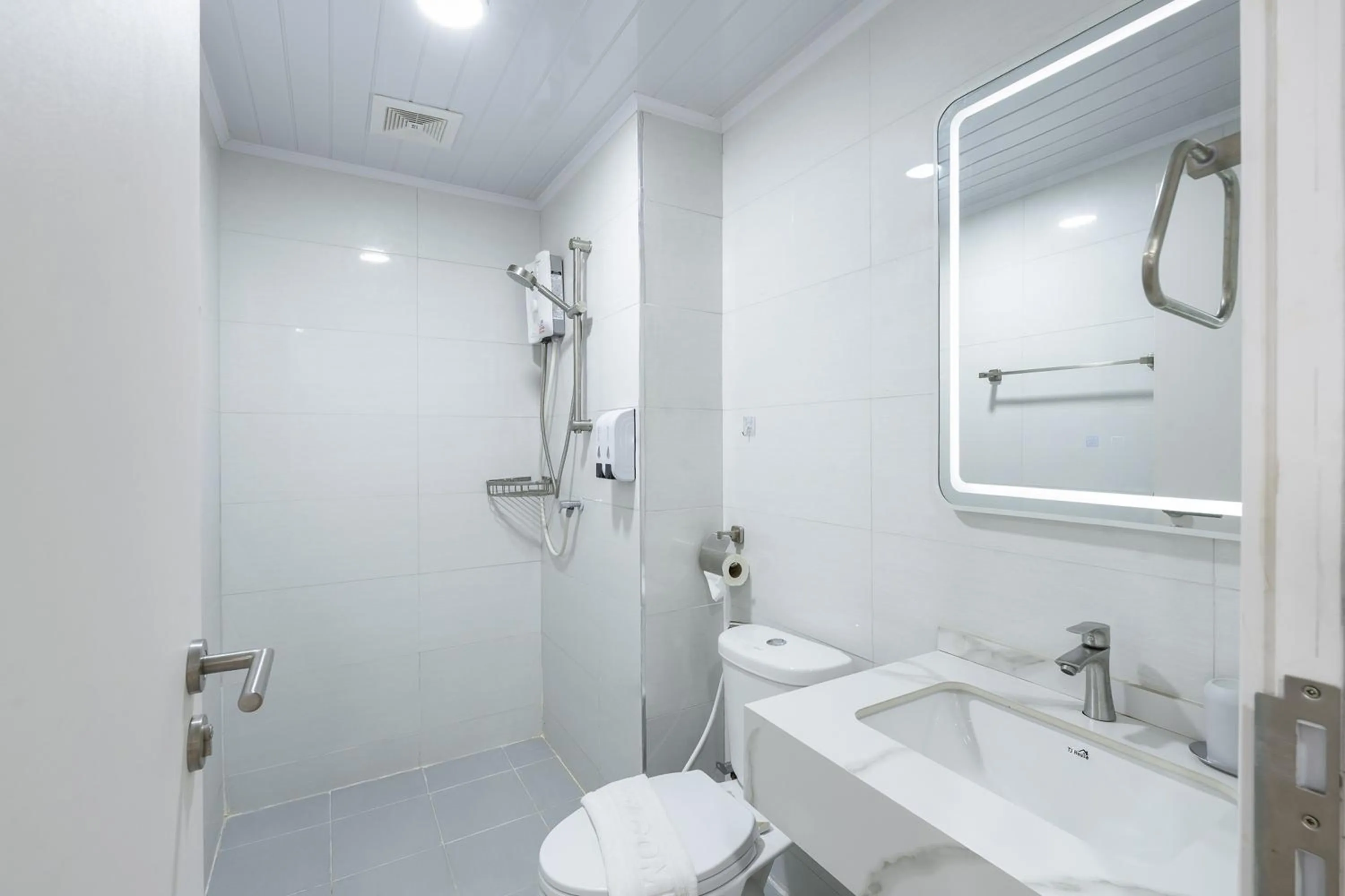 Shower in TJ 4711 Residence