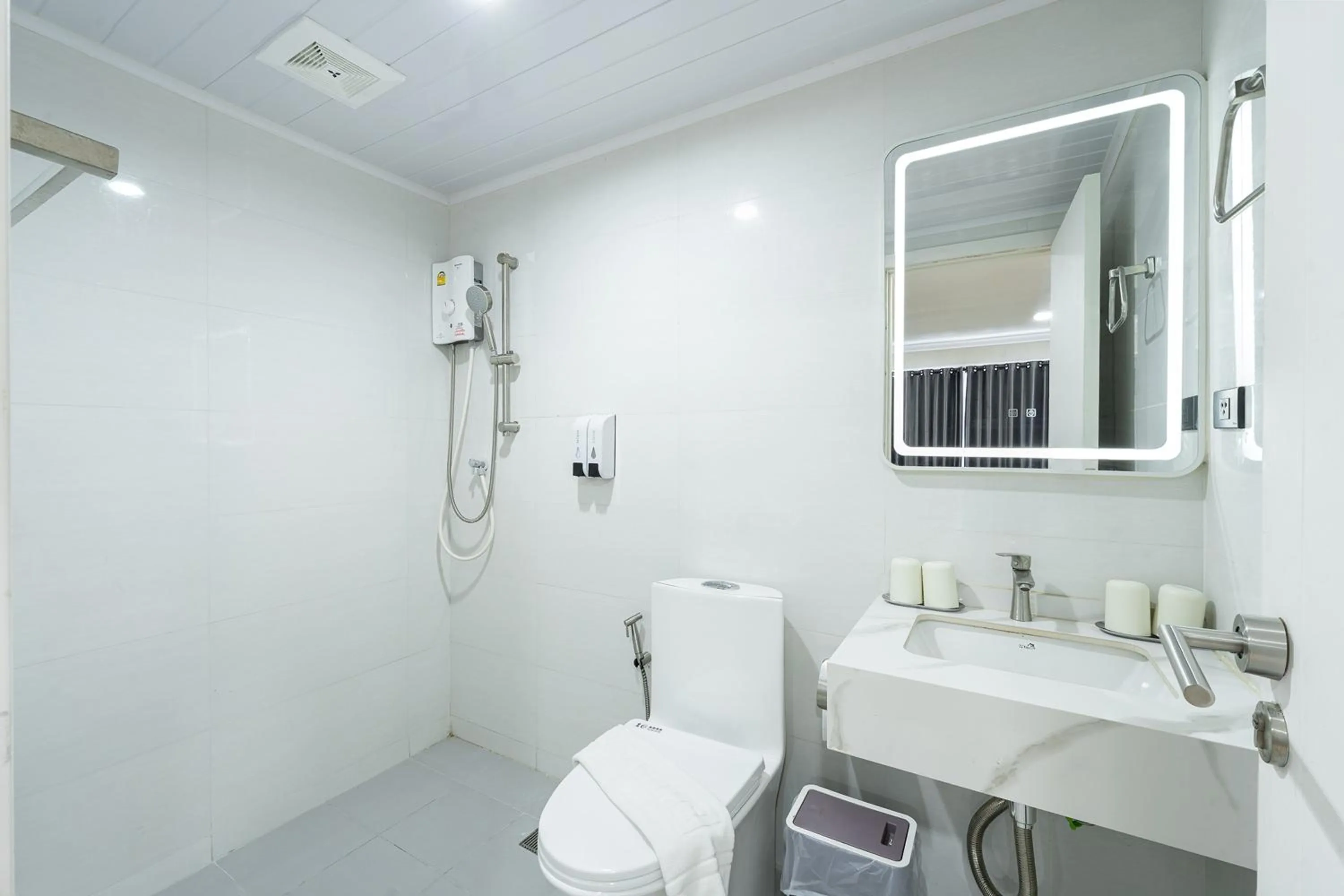 Shower in TJ 4711 Residence