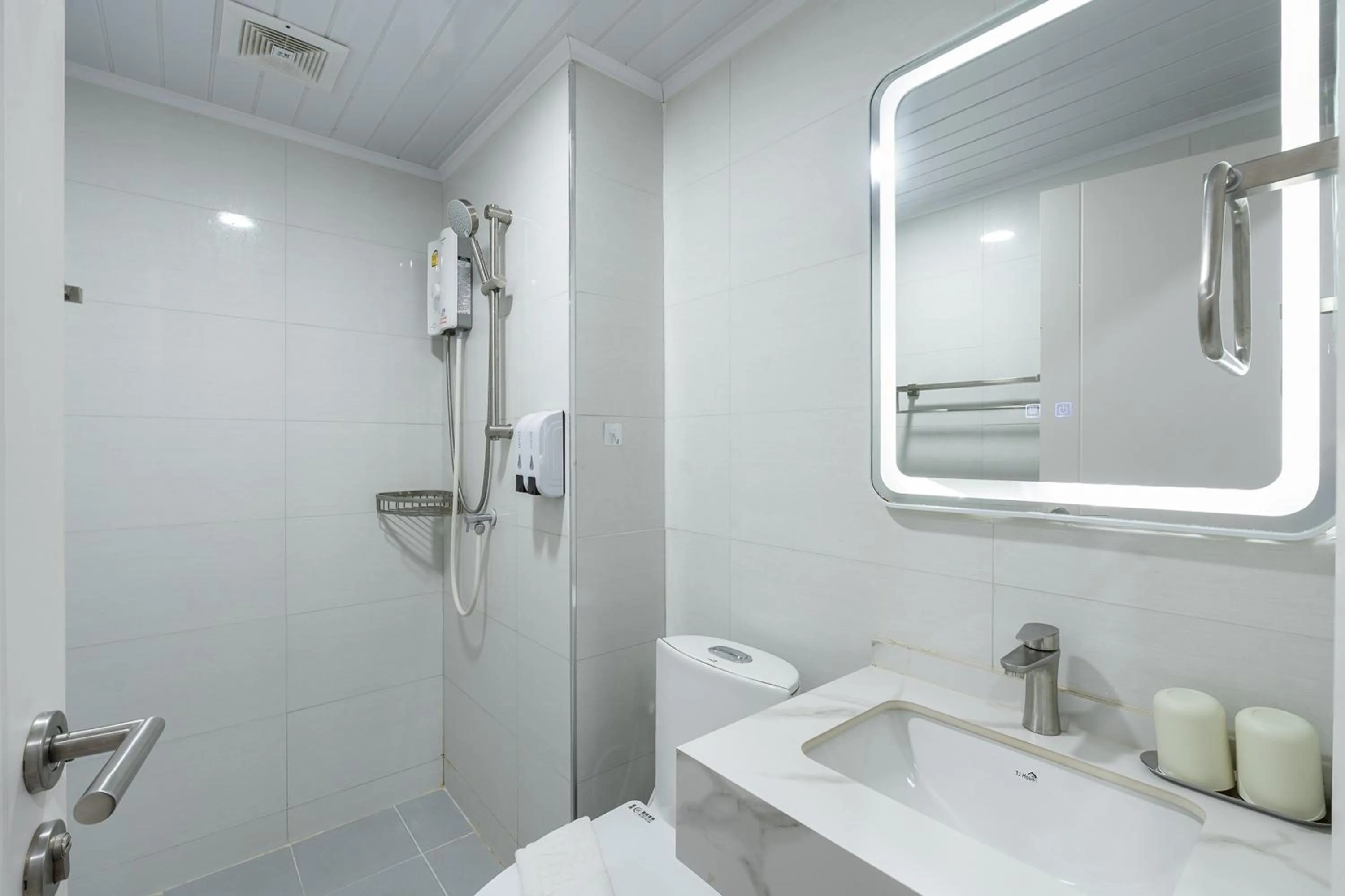 Shower in TJ 4711 Residence