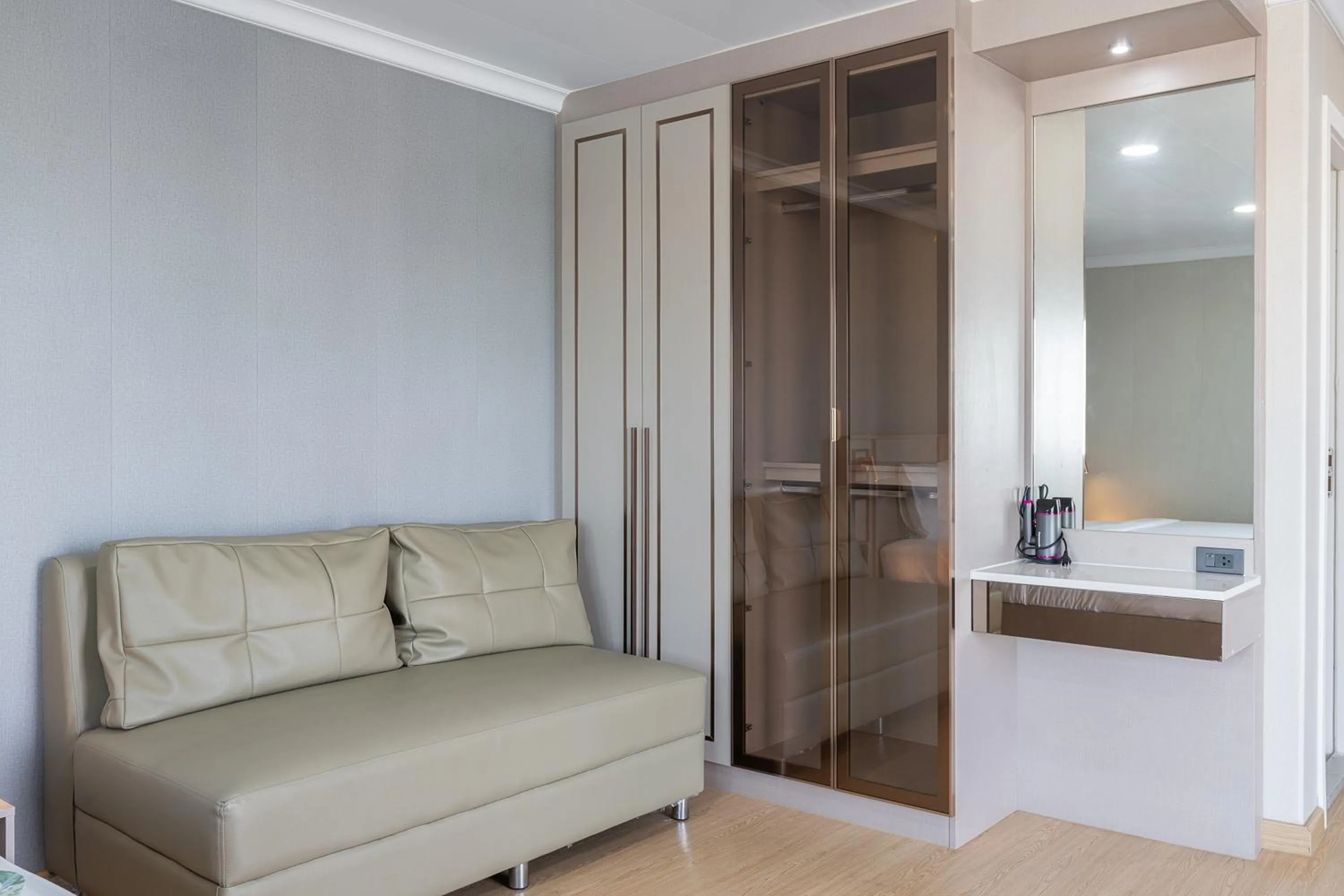 Seating area in TJ 4711 Residence