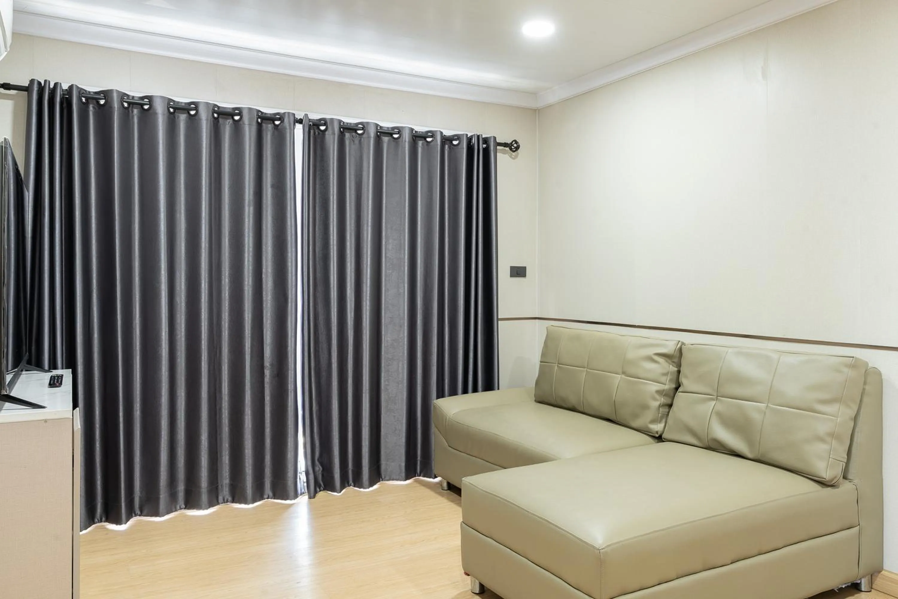 Seating area in TJ 4711 Residence