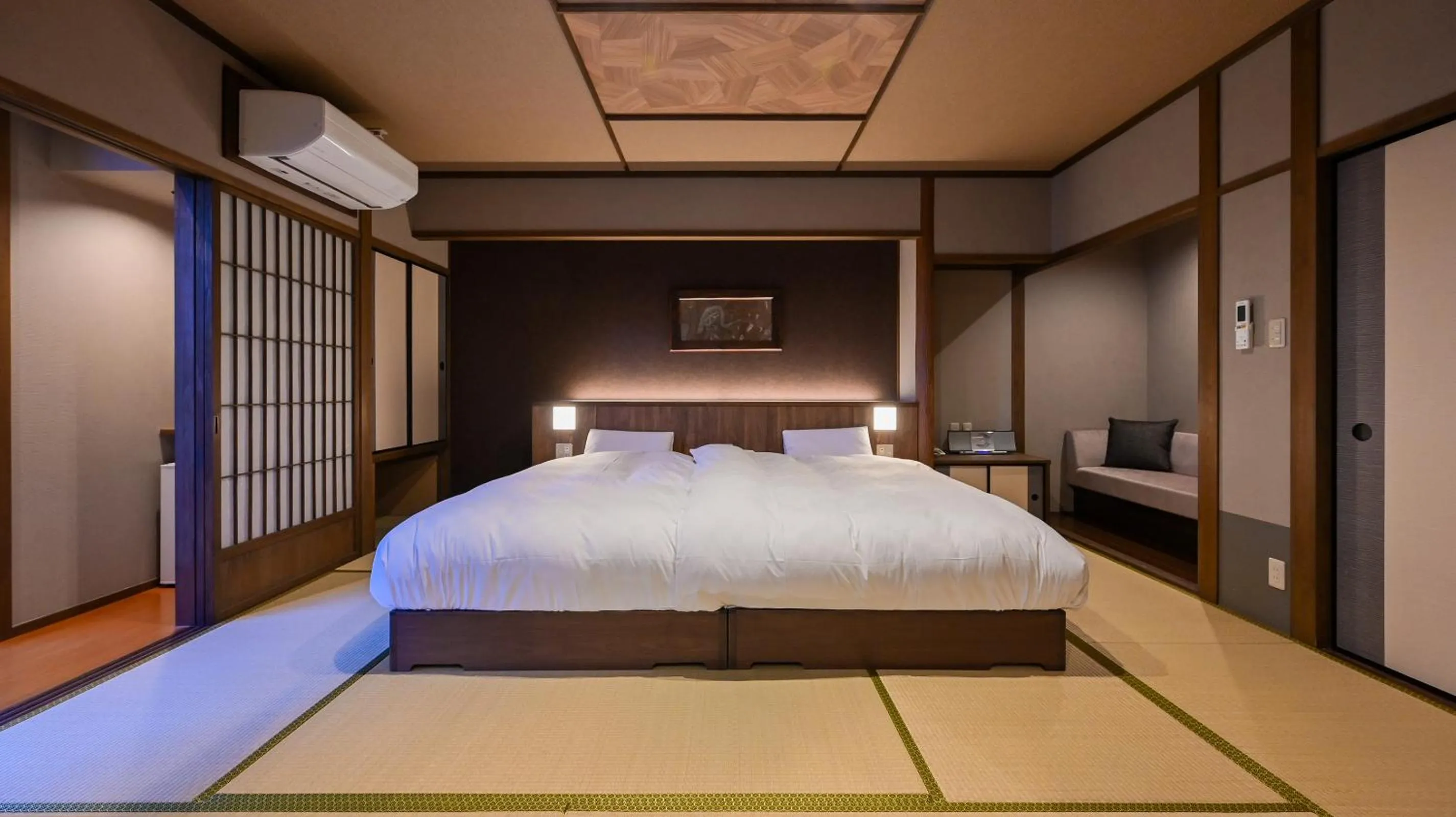 Photo of the whole room, Bed in Kaze no Tani no Iori