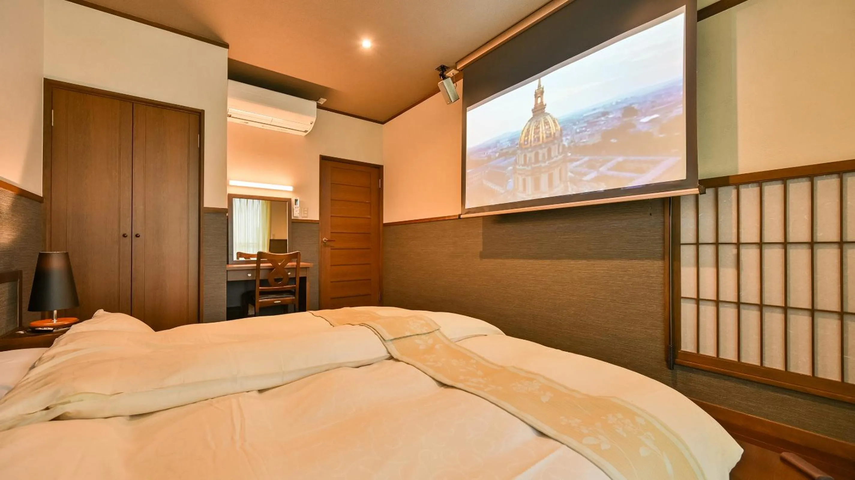 Photo of the whole room, Bed in Kaze no Tani no Iori