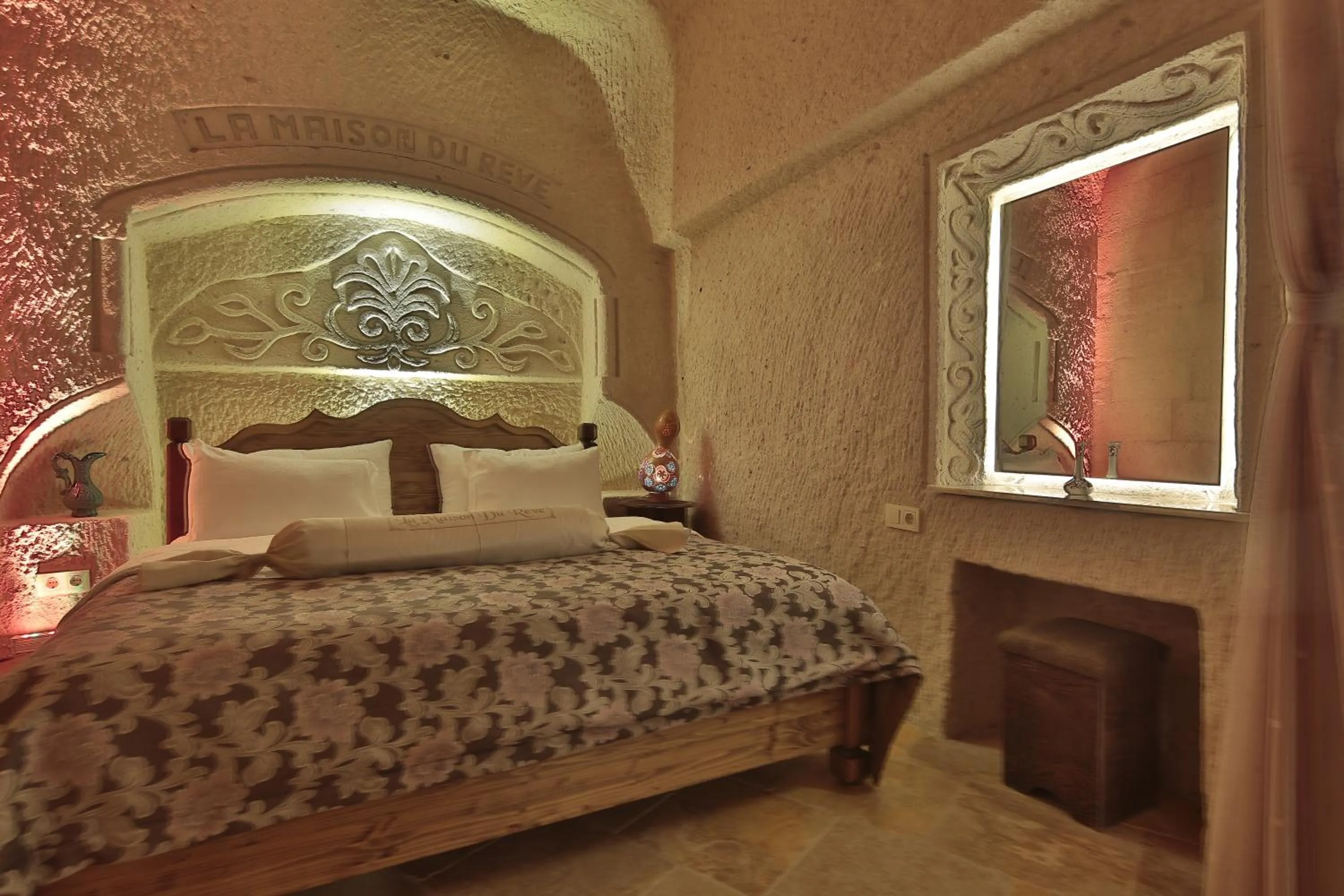 Other, Bed in My Cave La Maison Du Reve