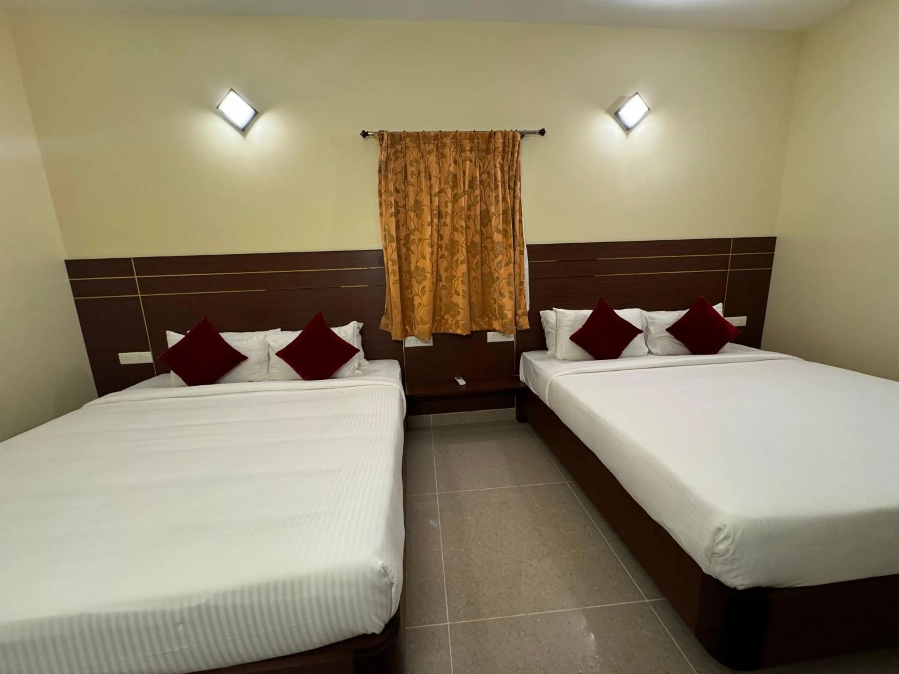 Bed in Hotel Annamalai International