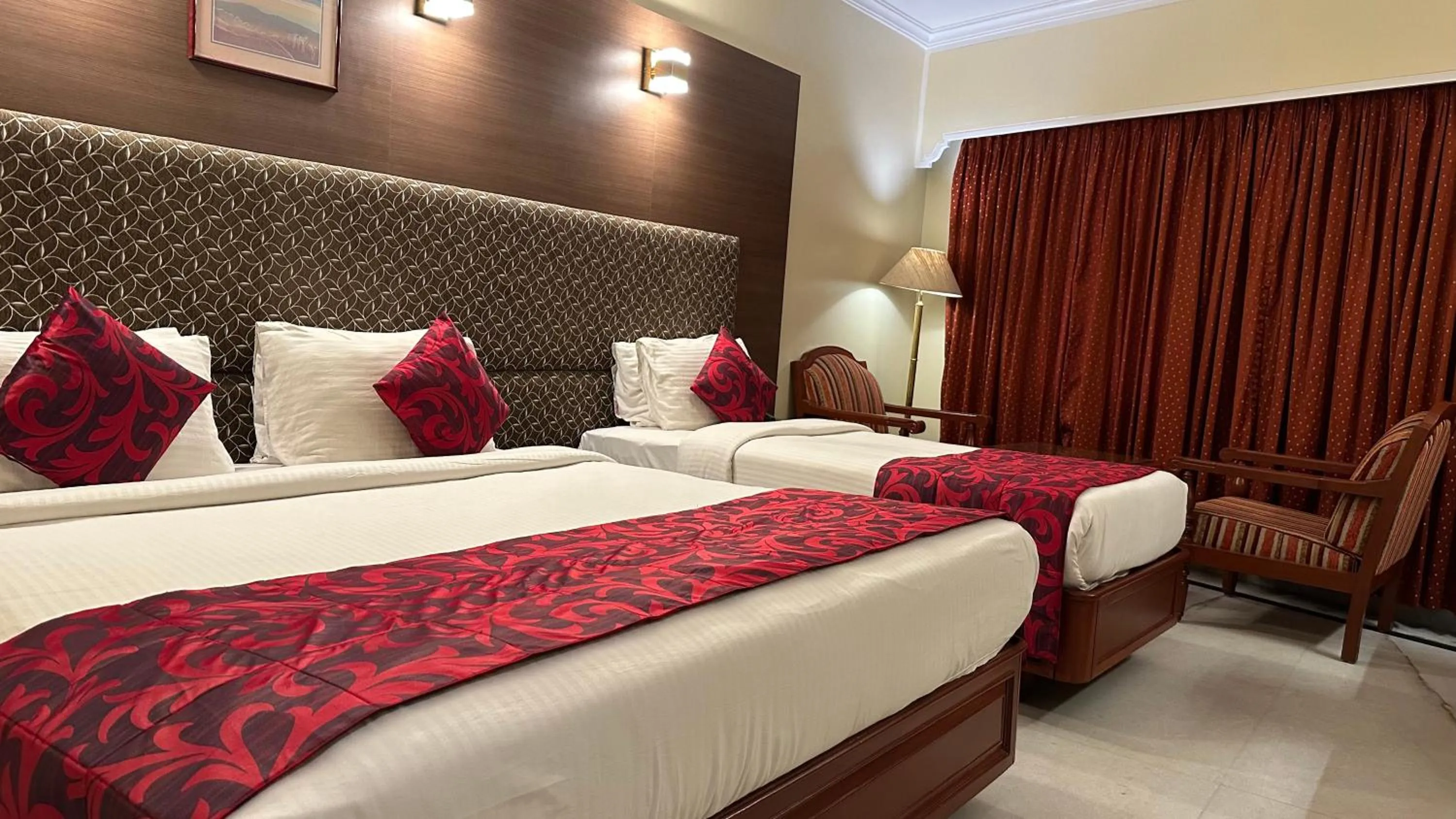Living room, Bed in Hotel Annamalai International