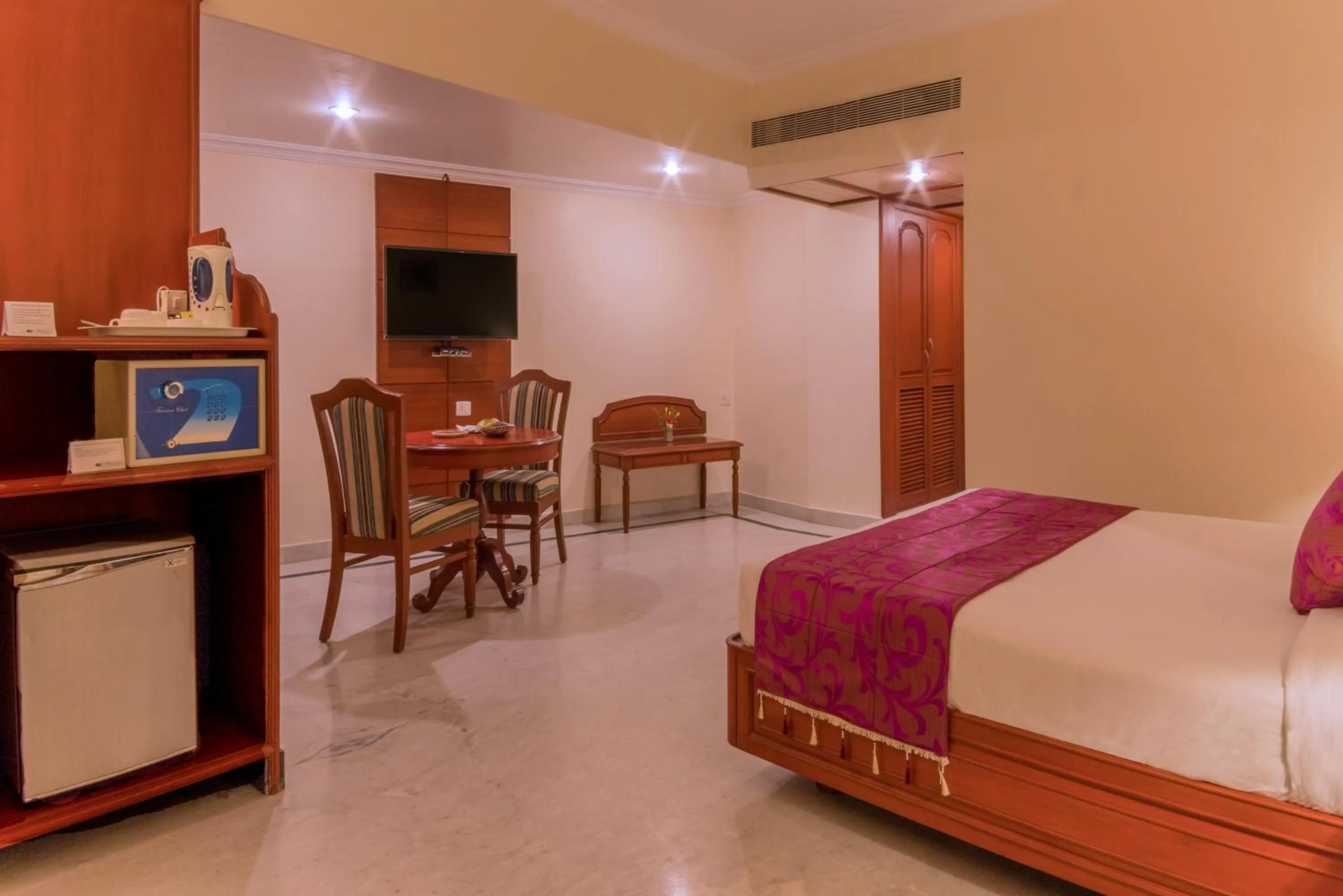 Coffee/tea facilities, Bed in Hotel Annamalai International