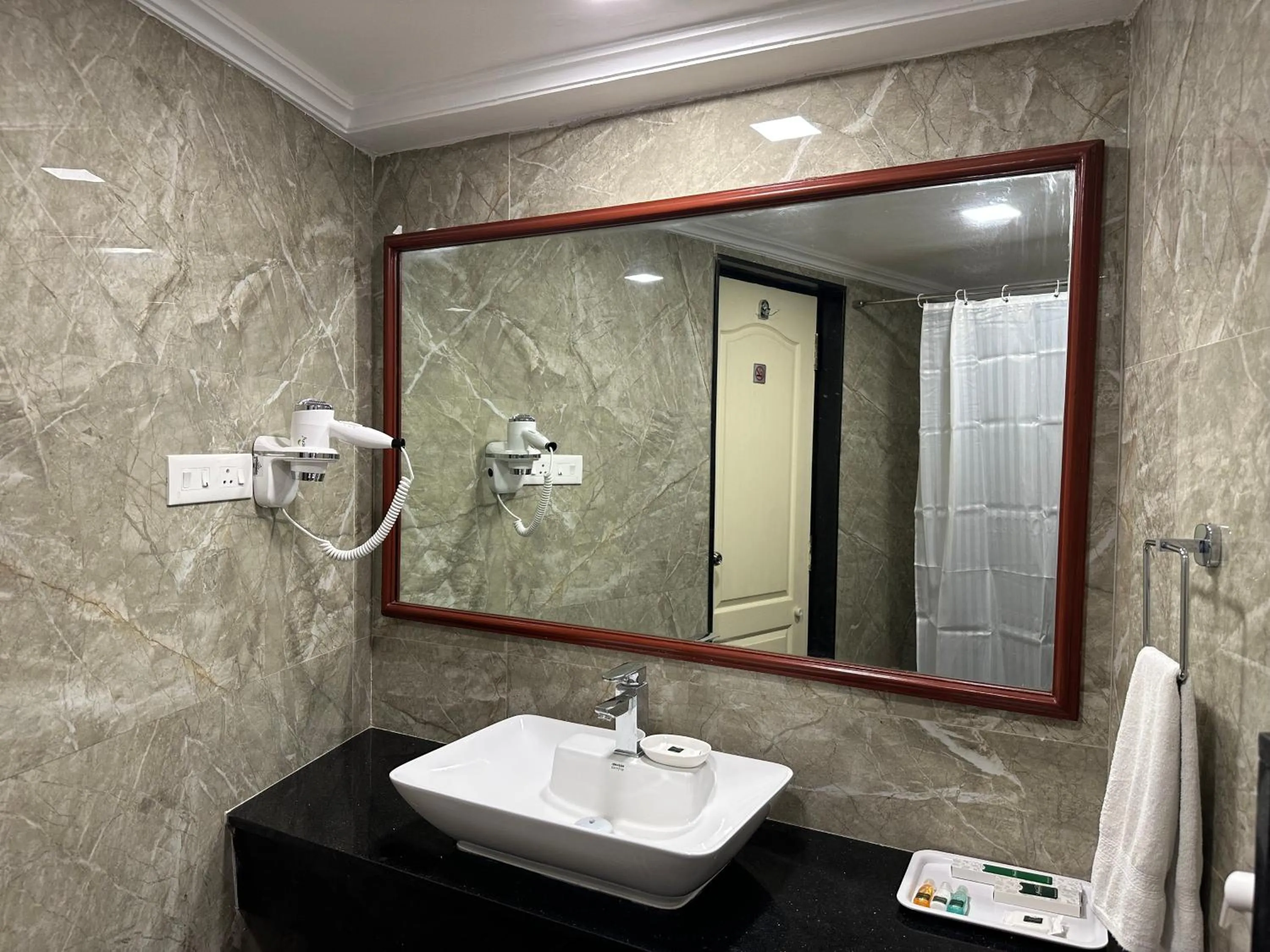 Bathroom in Hotel Annamalai International