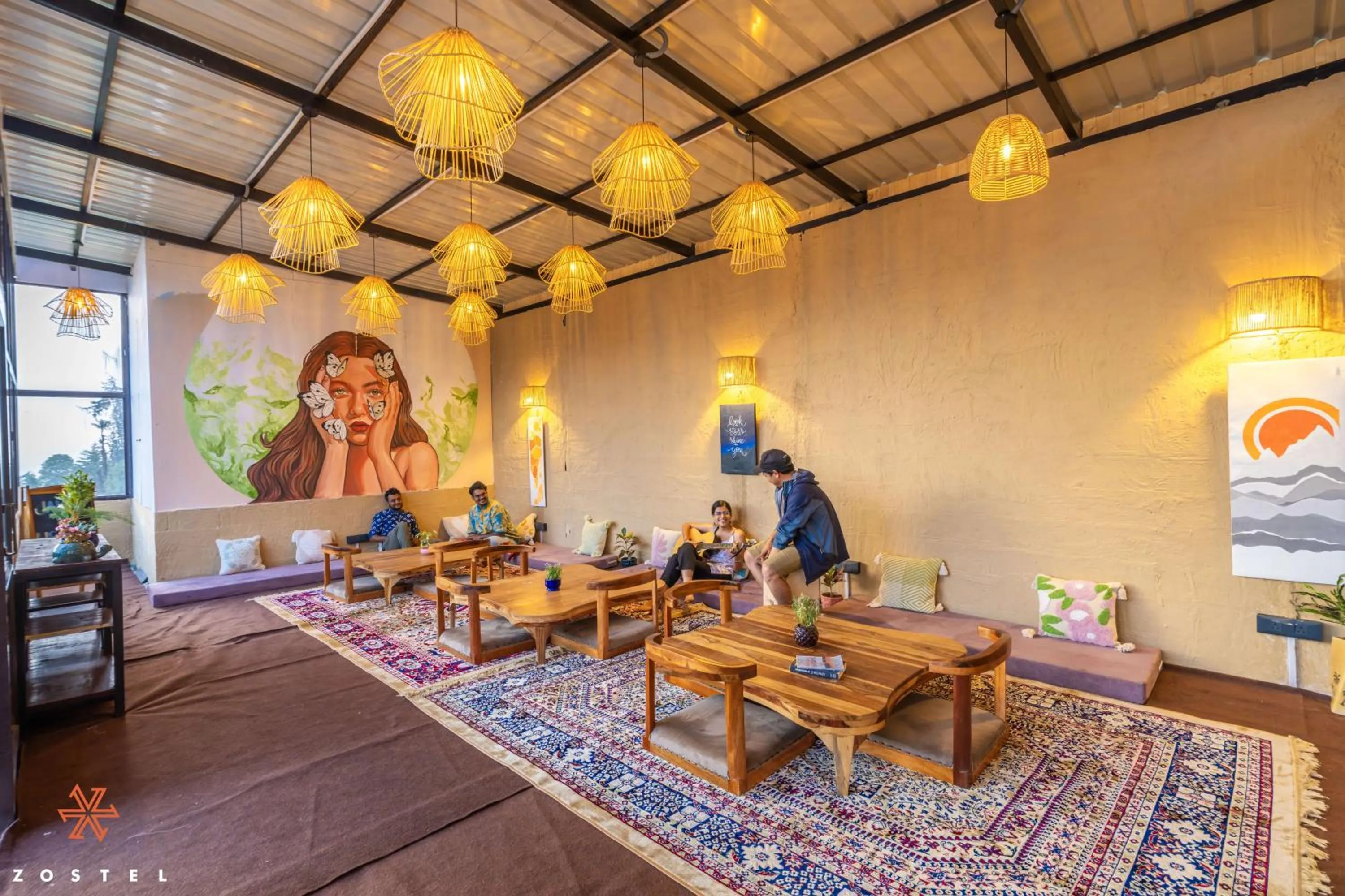 Living room in Zostel Shoja, Jibhi