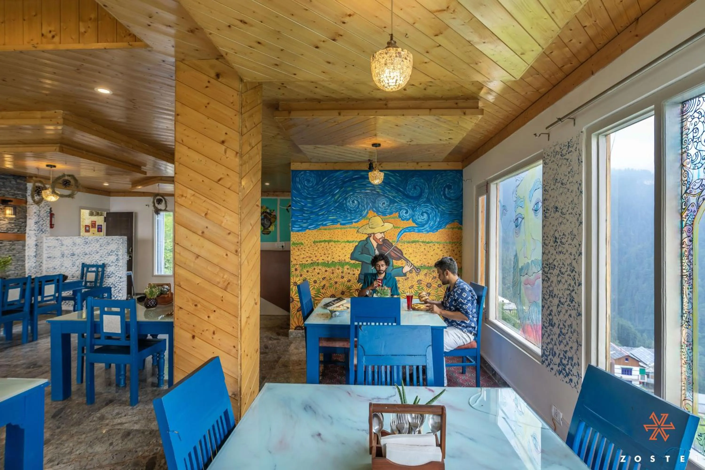 Living room in Zostel Shoja, Jibhi