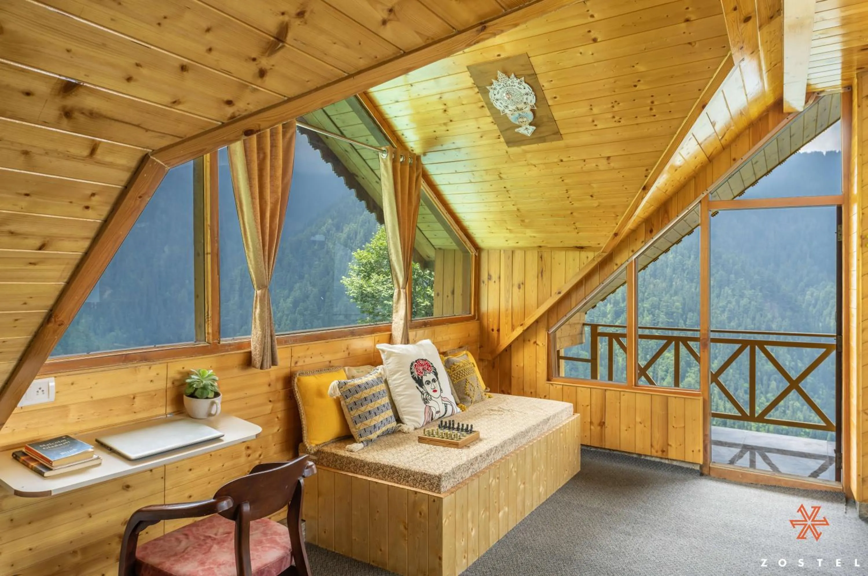 Bed in Zostel Shoja, Jibhi