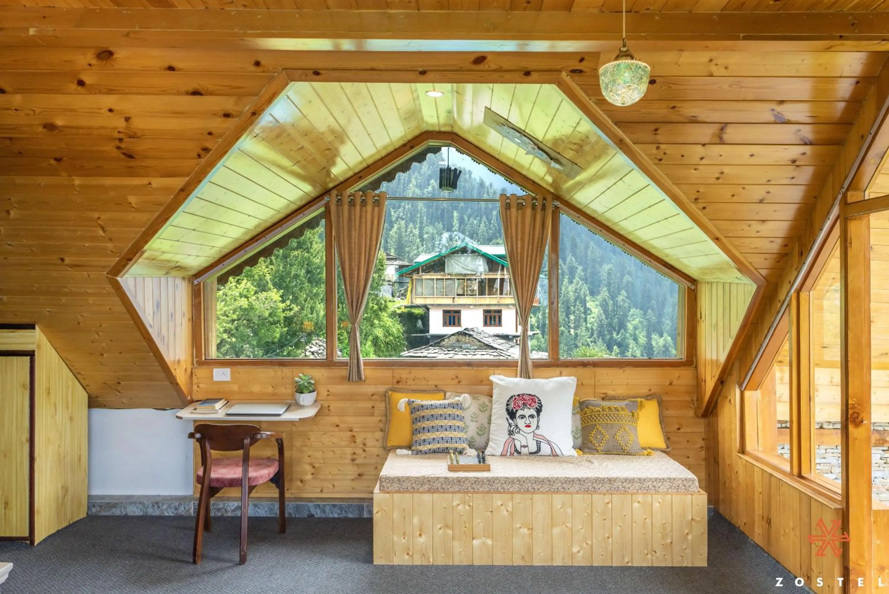 Living room in Zostel Shoja, Jibhi