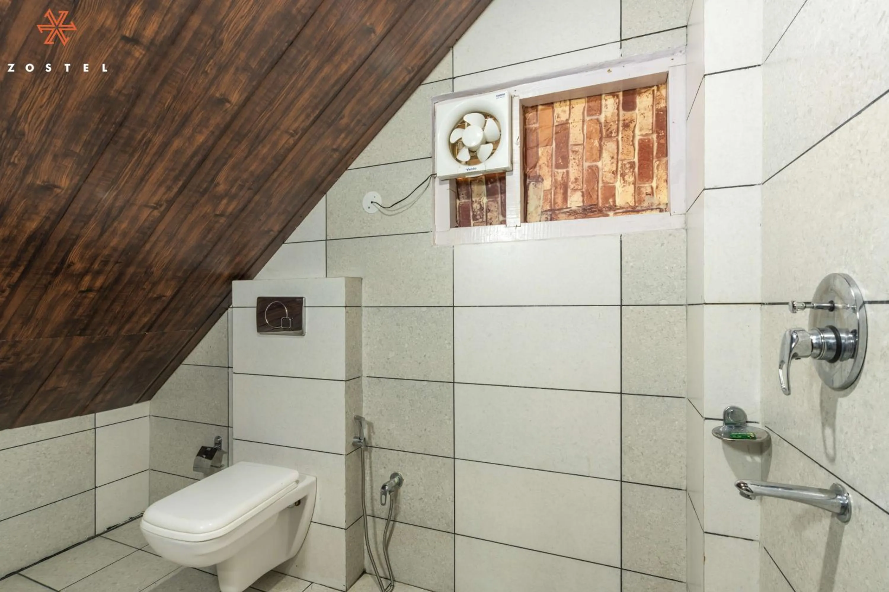 Shower in Zostel Shoja, Jibhi