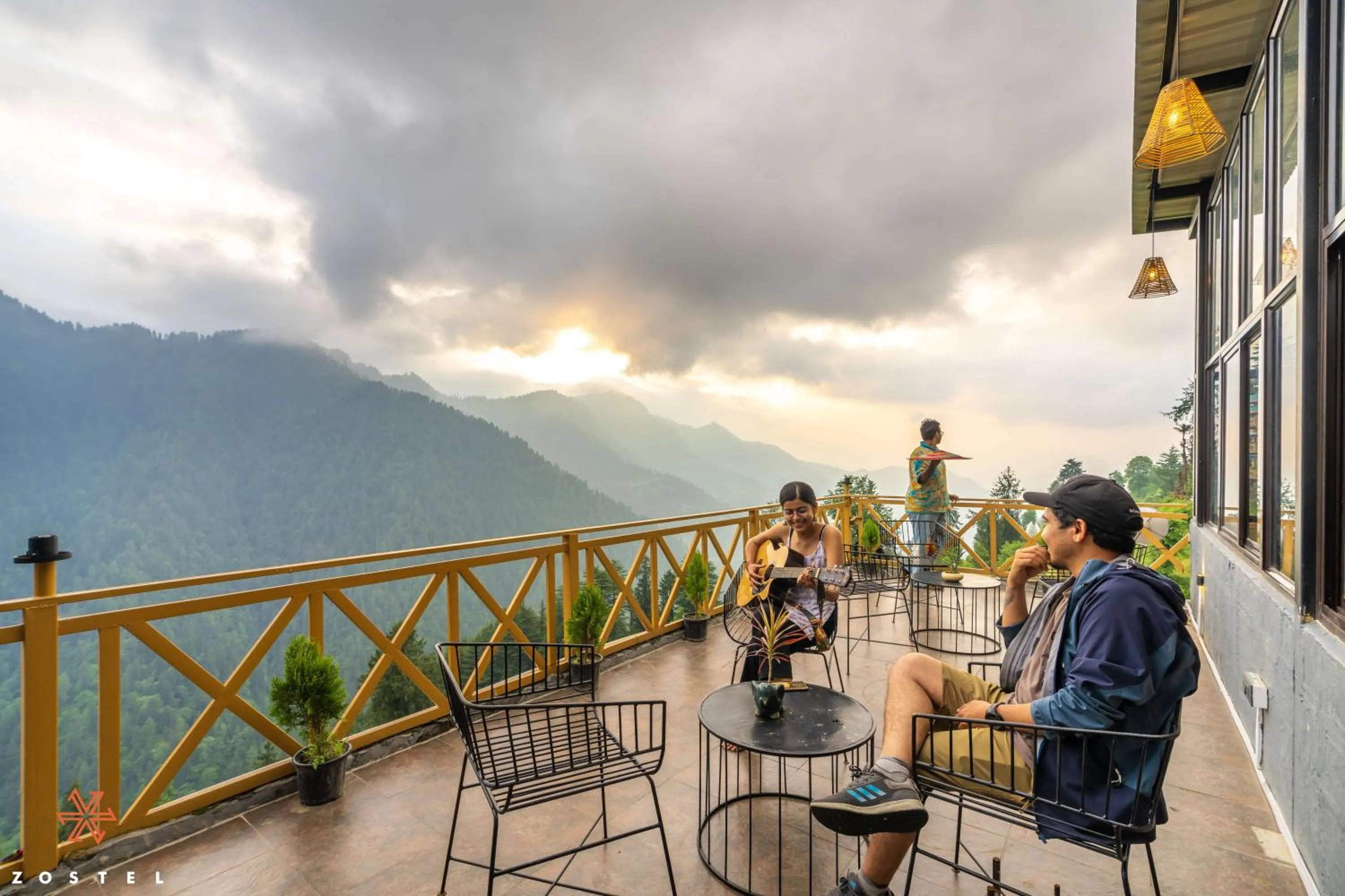 Balcony/Terrace in Zostel Shoja, Jibhi