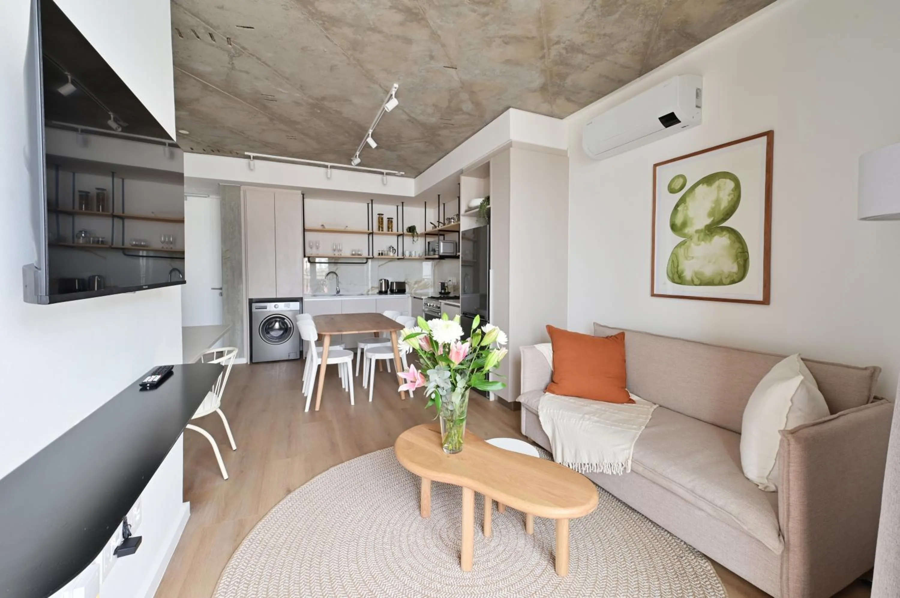 TV and multimedia in EIGHTY2 ON M - Fluent Serviced Apartments