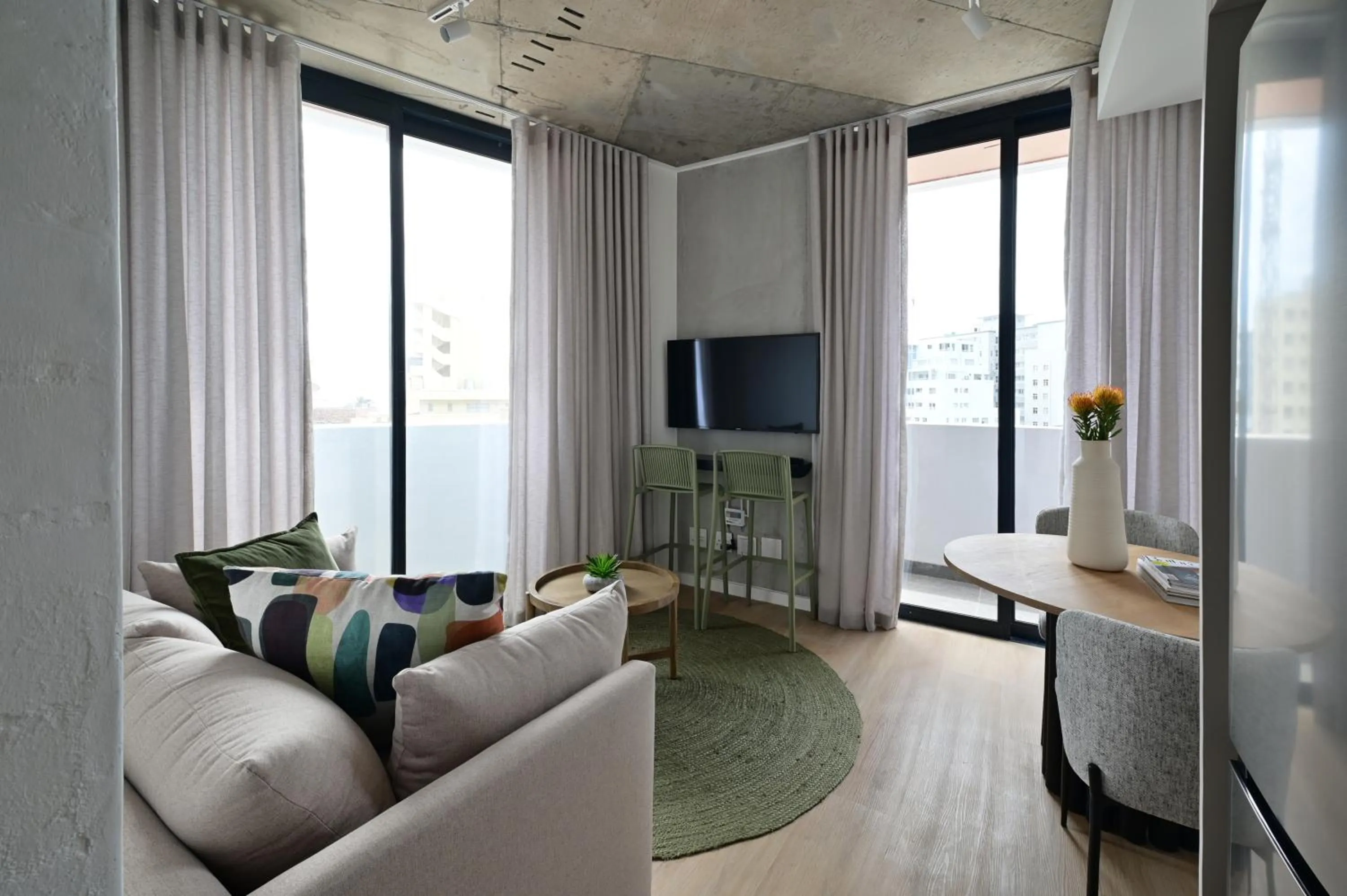 TV and multimedia in EIGHTY2 ON M - Fluent Serviced Apartments