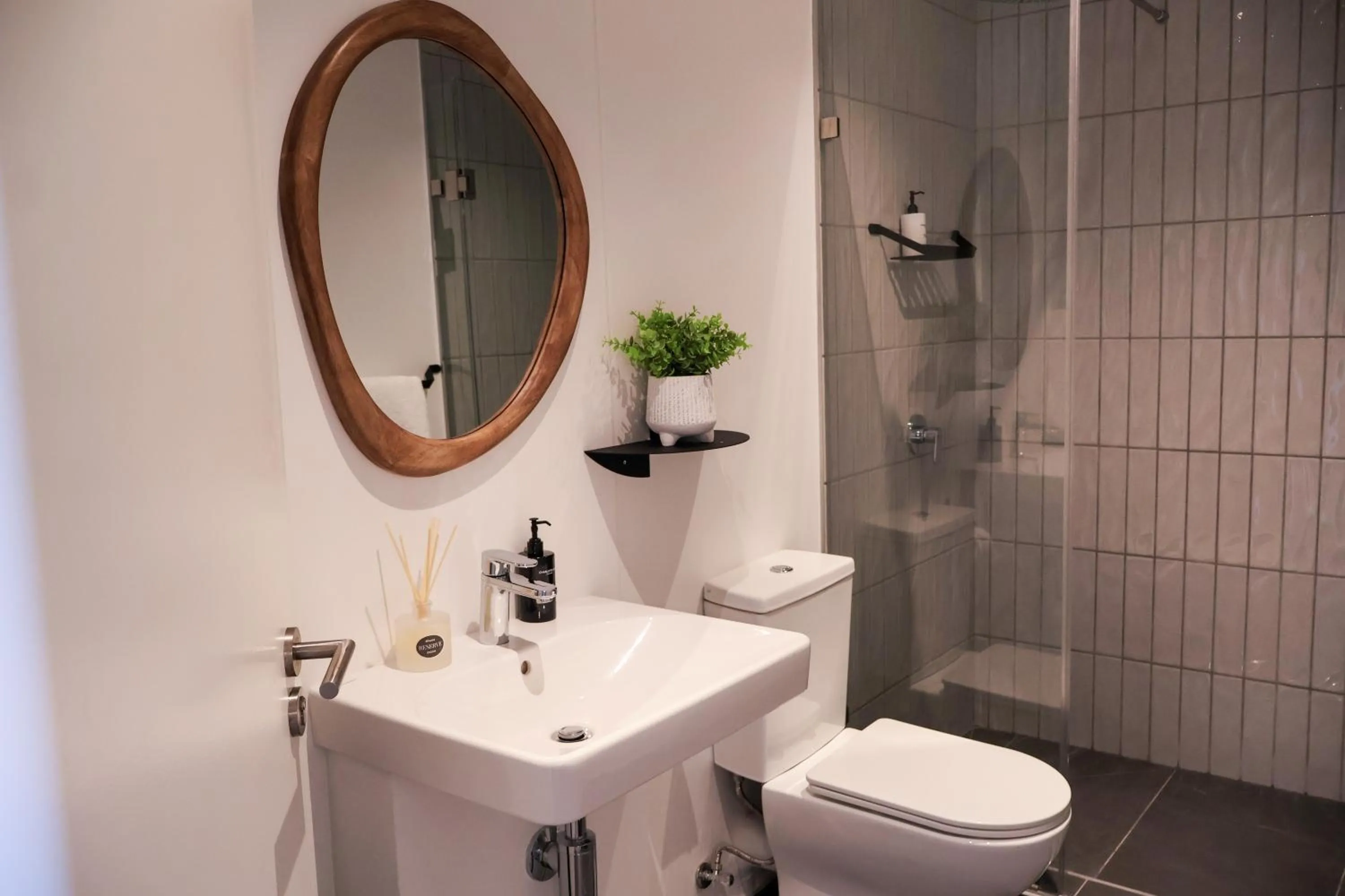 Shower in EIGHTY2 ON M - Fluent Serviced Apartments