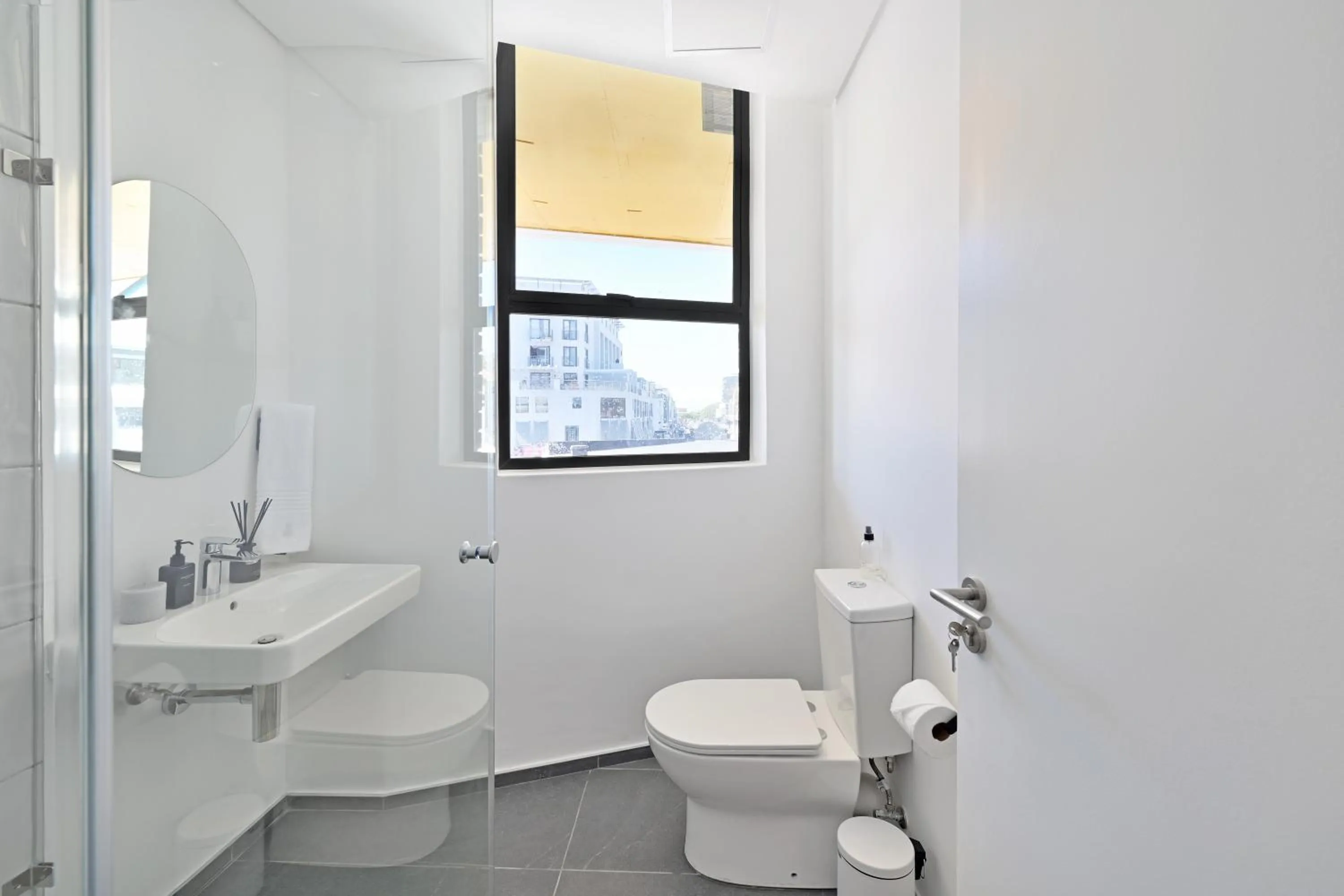 Toilet in EIGHTY2 ON M - Fluent Serviced Apartments