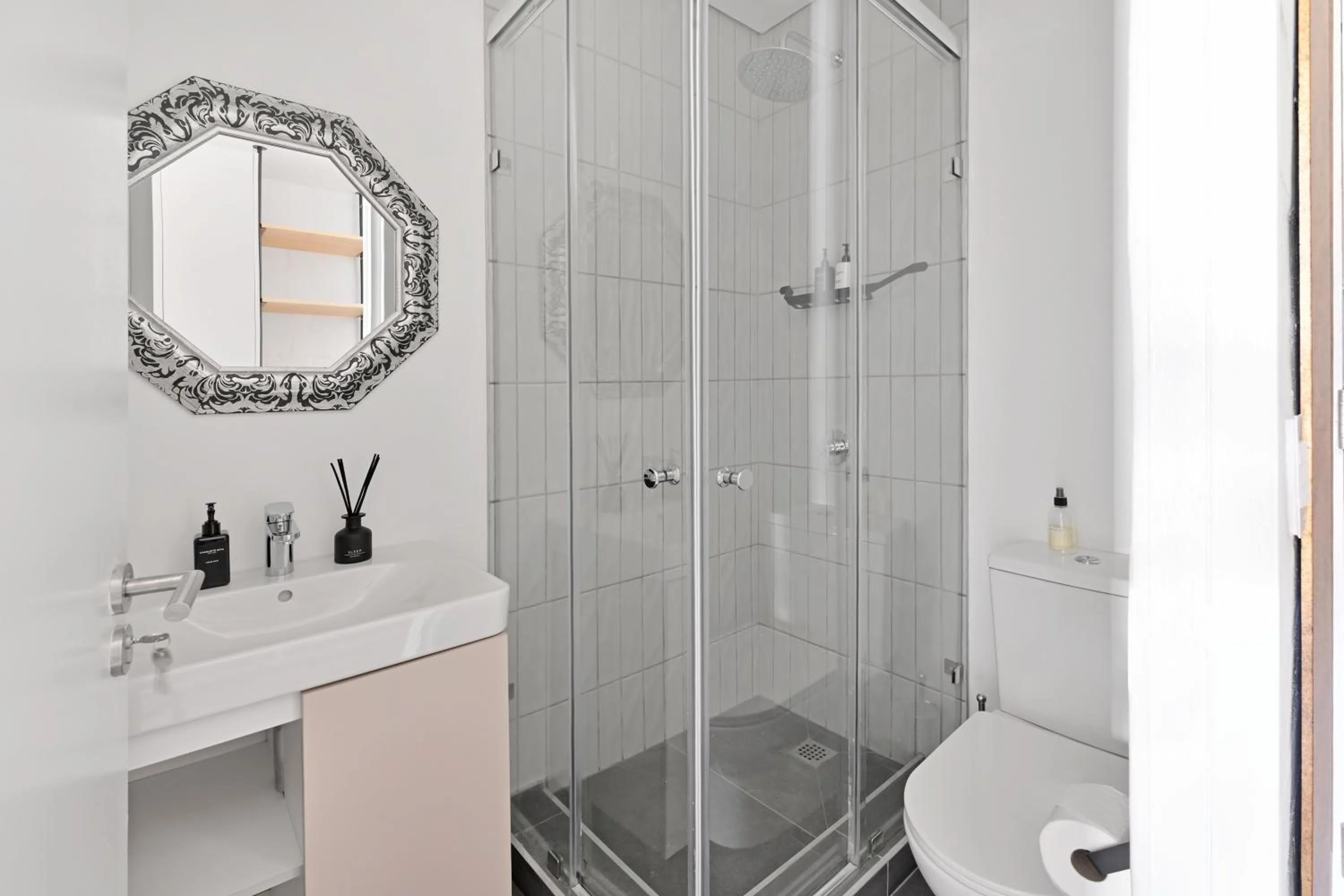 Shower in EIGHTY2 ON M - Fluent Serviced Apartments