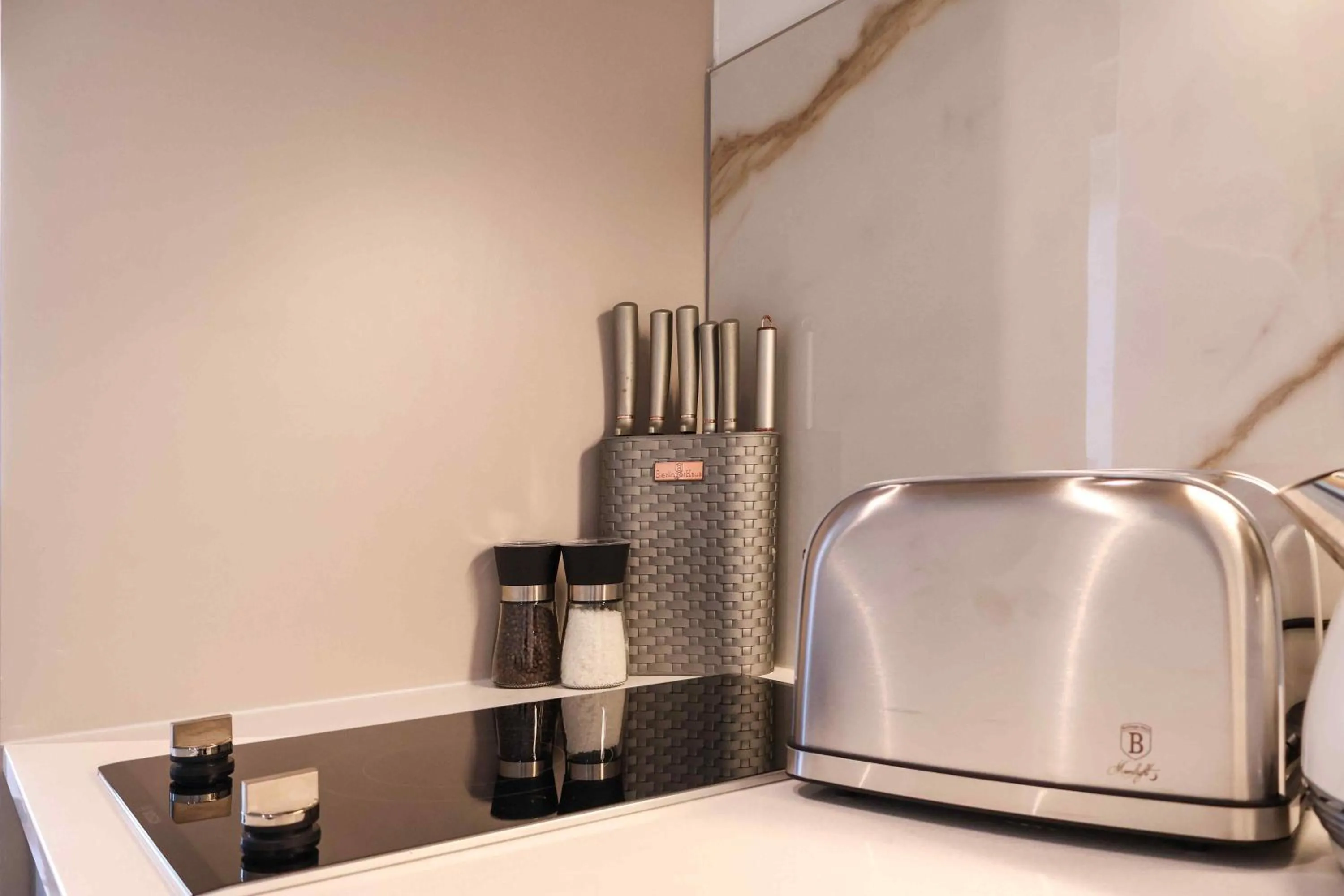 Kitchen or kitchenette in EIGHTY2 ON M - Fluent Serviced Apartments