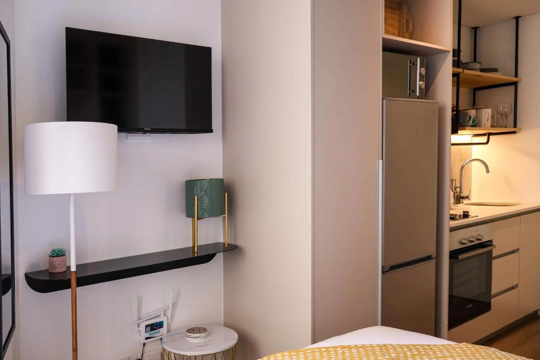 TV and multimedia, Bed in EIGHTY2 ON M - Fluent Serviced Apartments