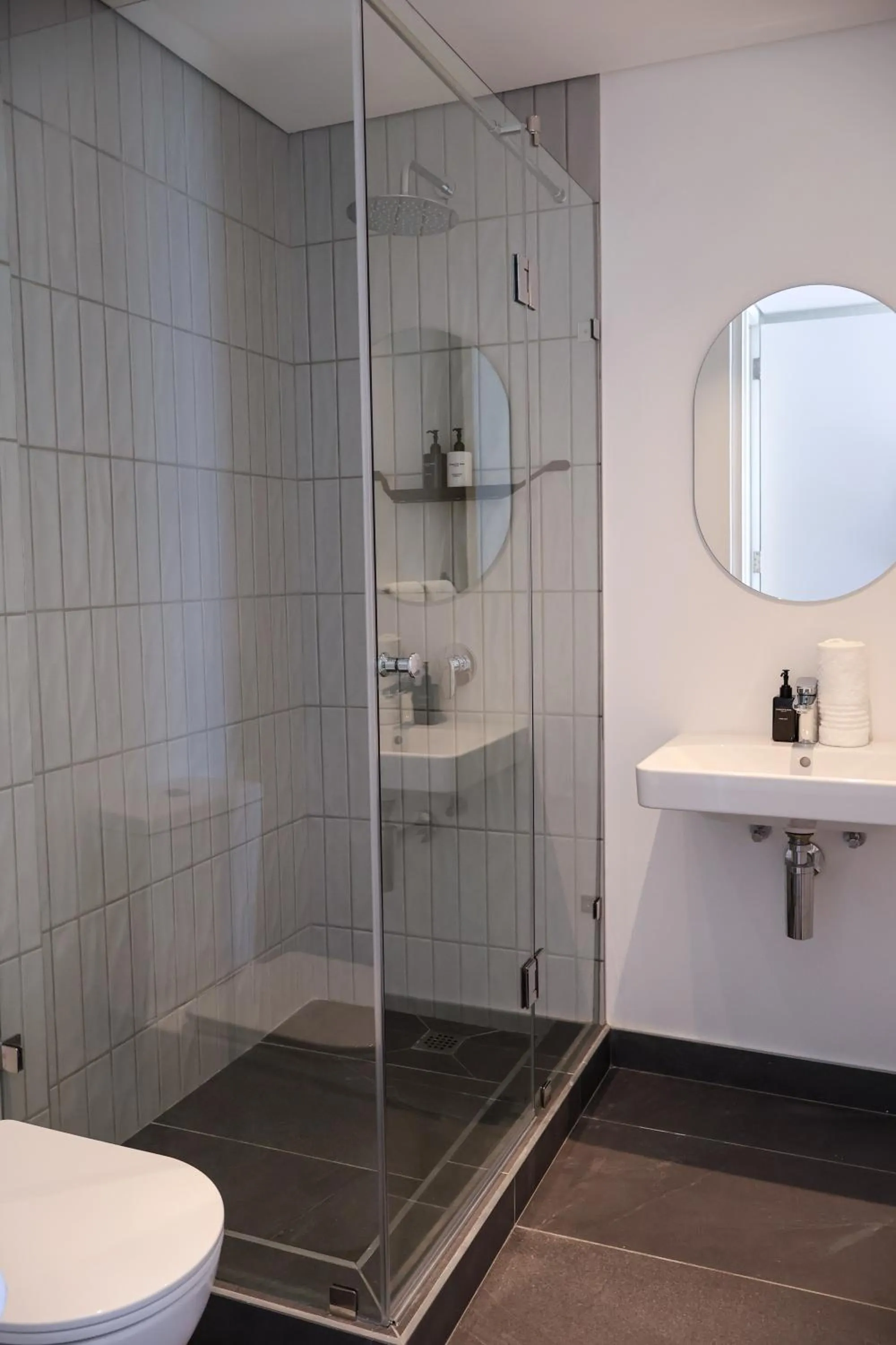 Shower in EIGHTY2 ON M - Fluent Serviced Apartments