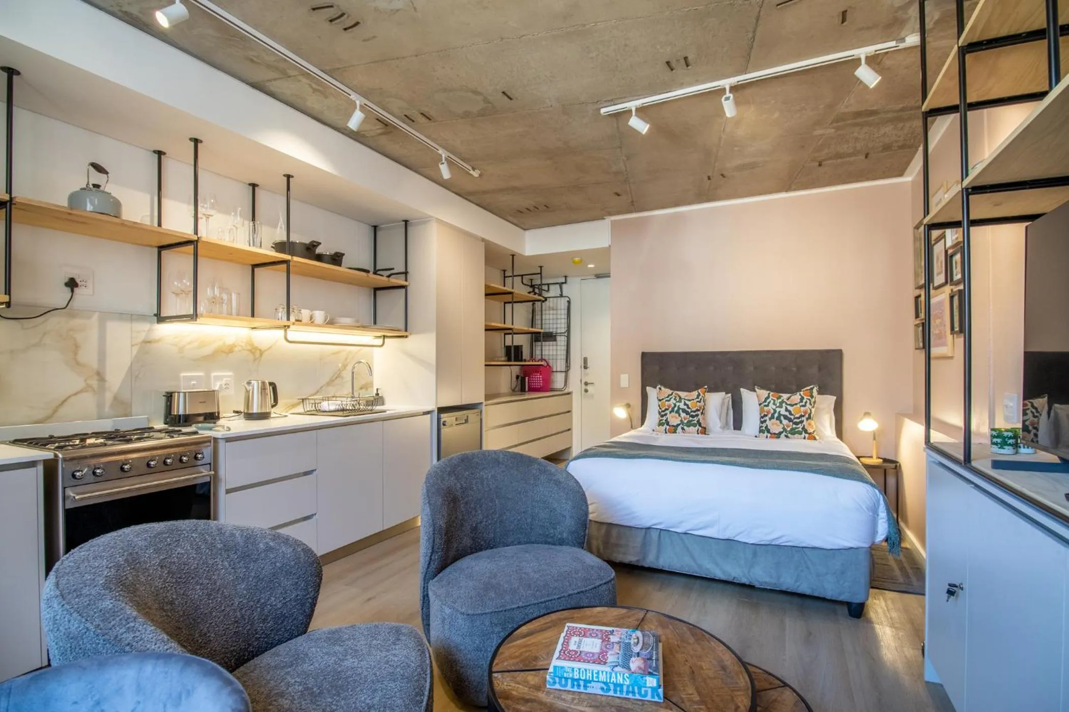 Kitchen or kitchenette, Bed in EIGHTY2 ON M - Fluent Serviced Apartments