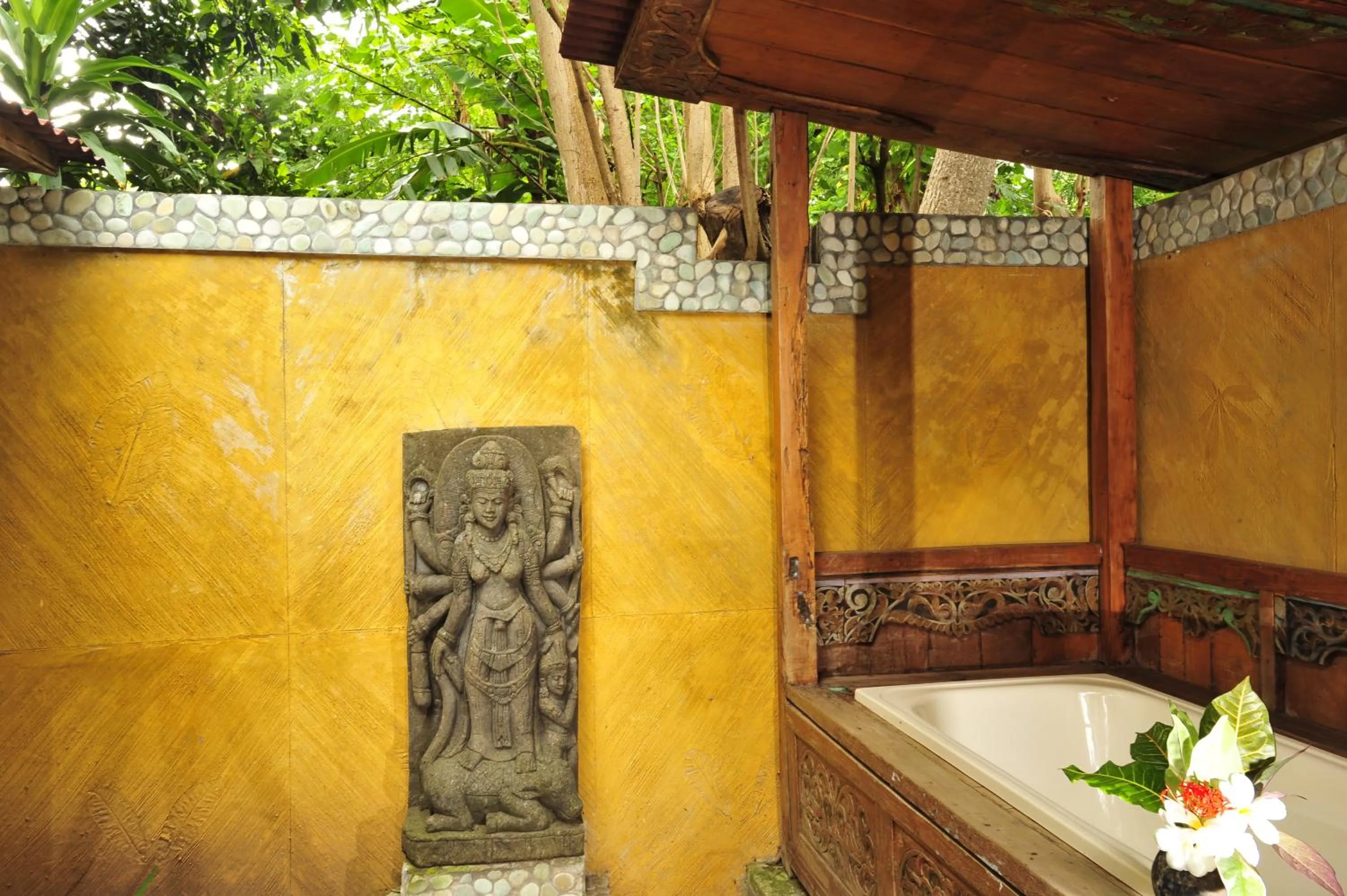 Bath in Hotel Pondok Sari Beach & SPA Resort