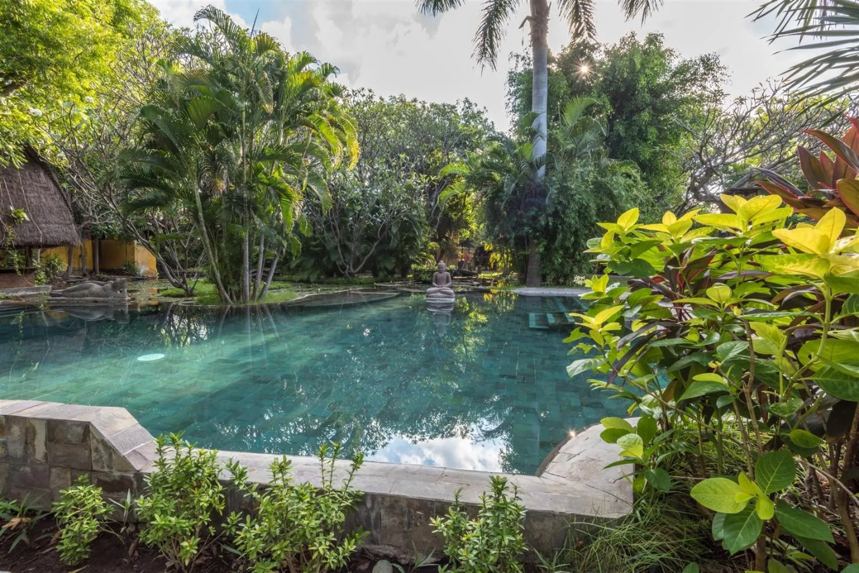 Swimming pool in Hotel Pondok Sari Beach & SPA Resort
