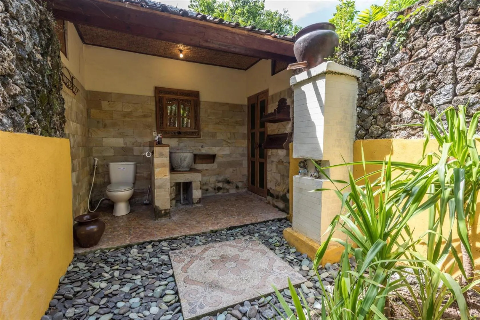 Bathroom in Hotel Pondok Sari Beach & SPA Resort