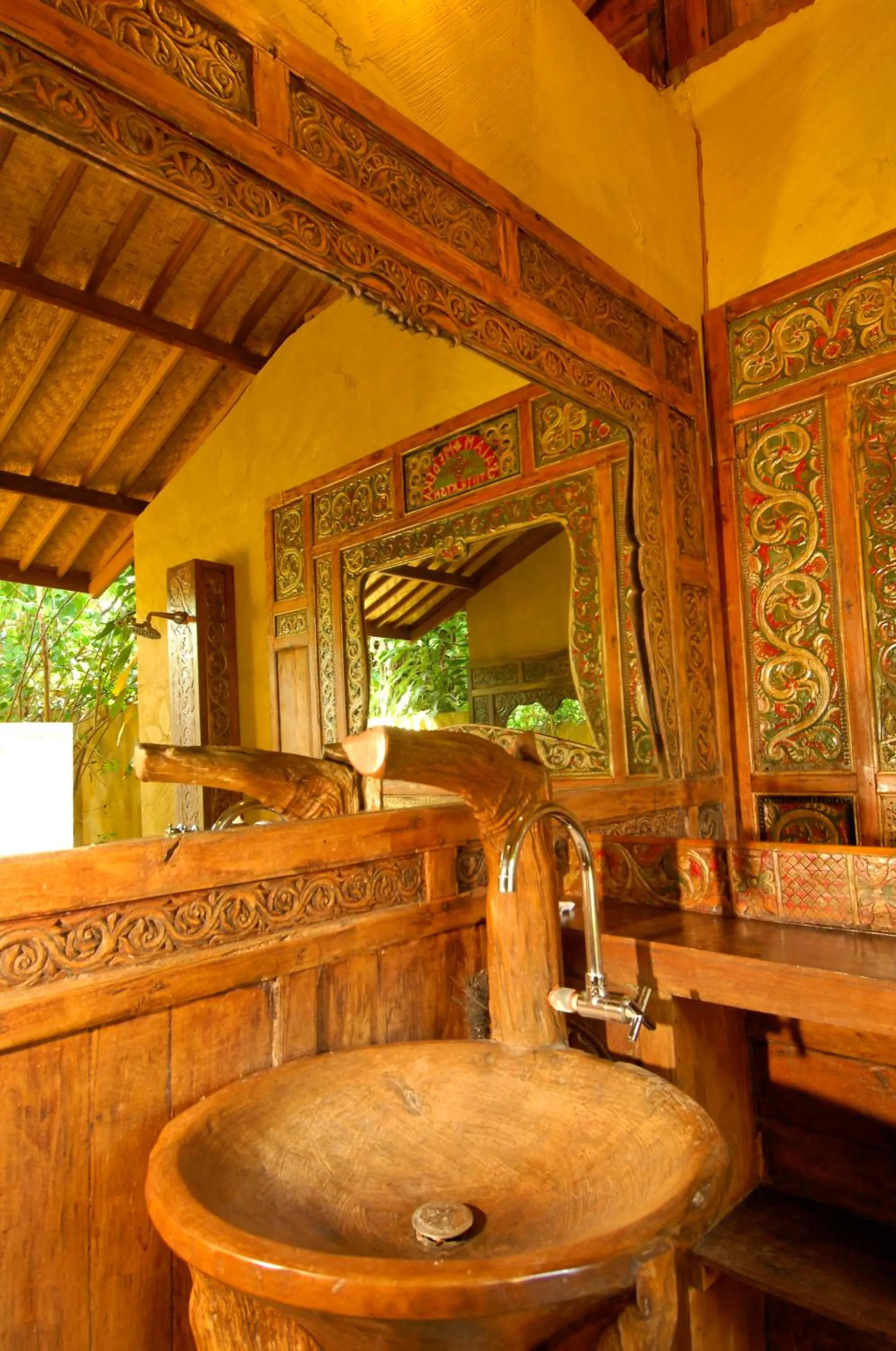 Bathroom in Hotel Pondok Sari Beach & SPA Resort