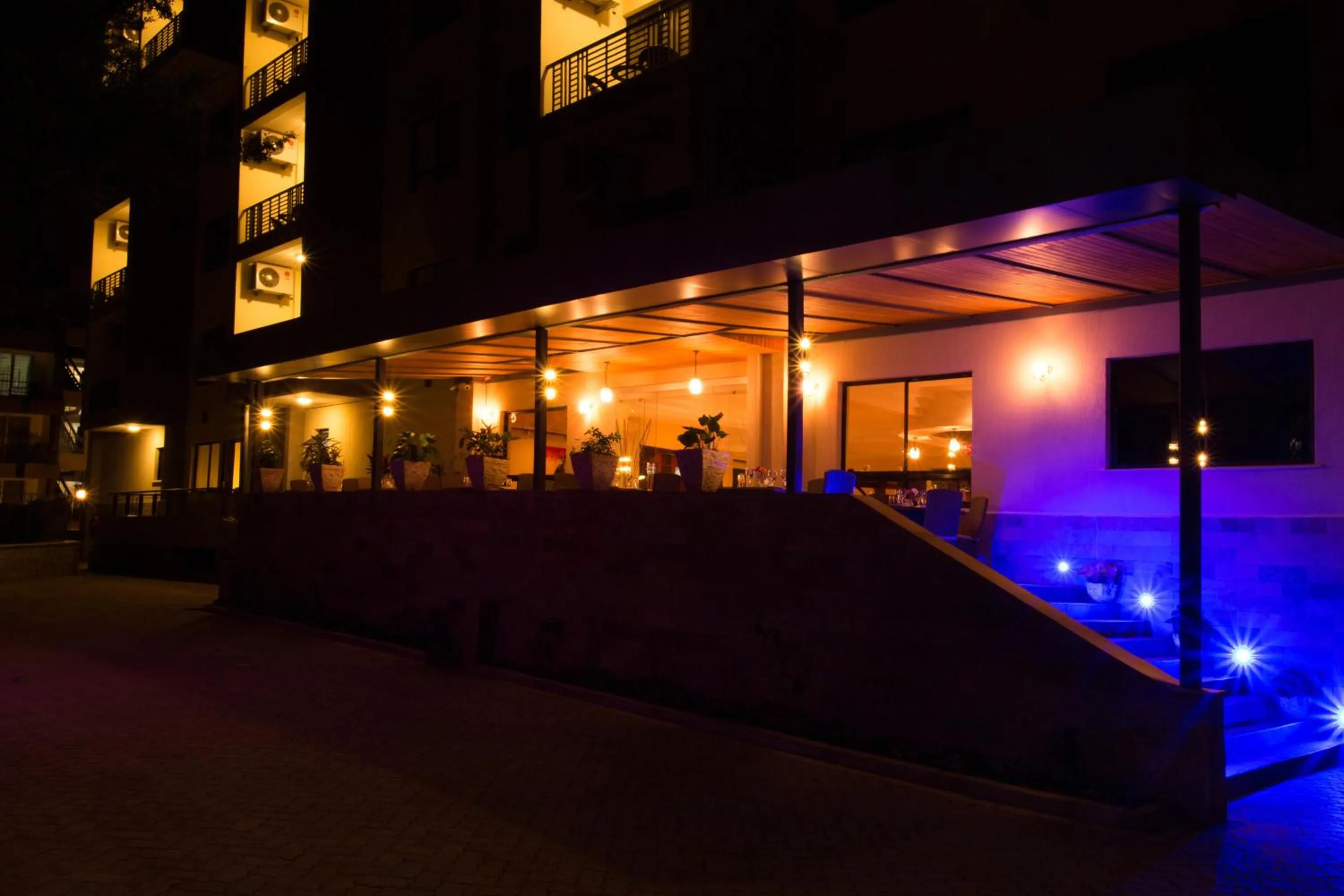 Restaurant/places to eat in Bidwood Suite Hotel