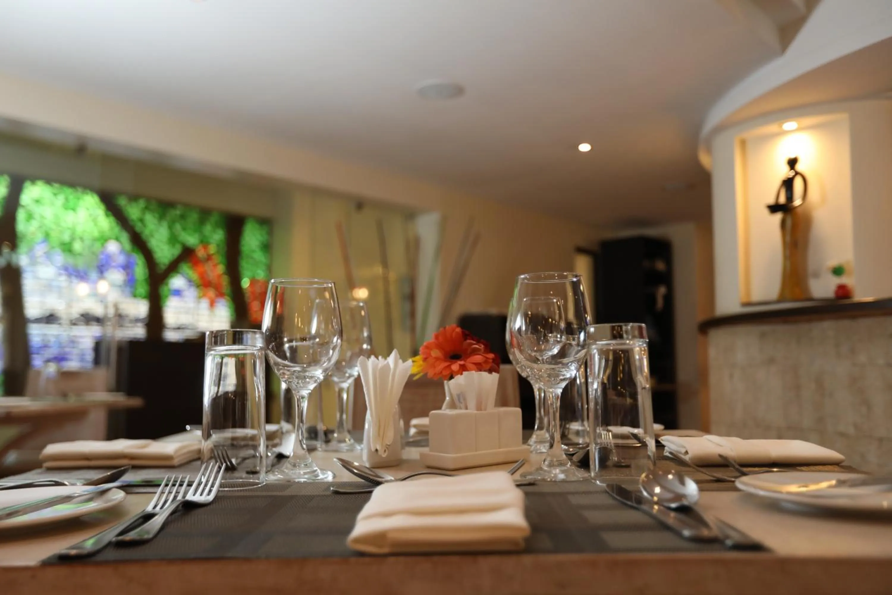 Restaurant/places to eat in Bidwood Suite Hotel