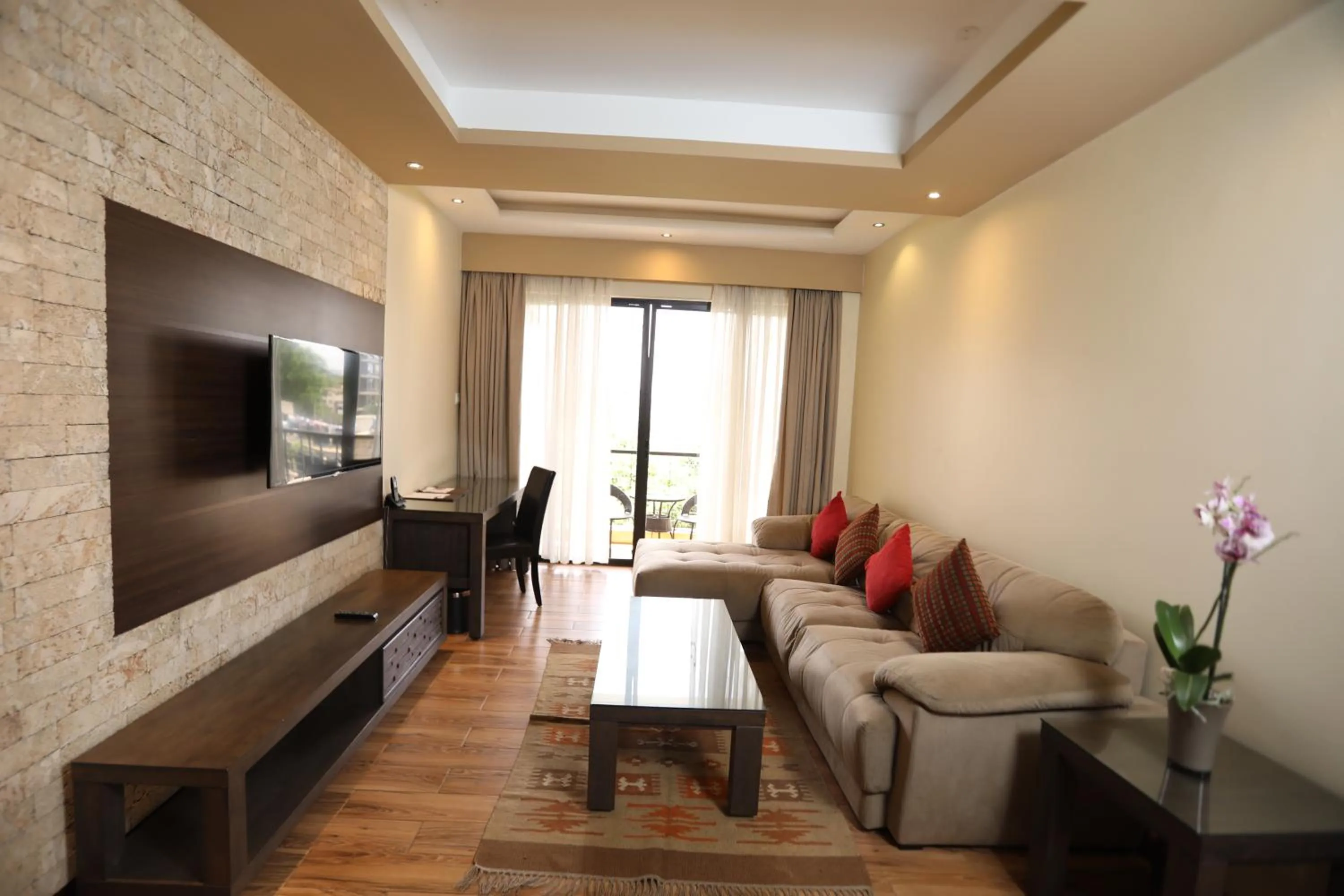 TV and multimedia in Bidwood Suite Hotel