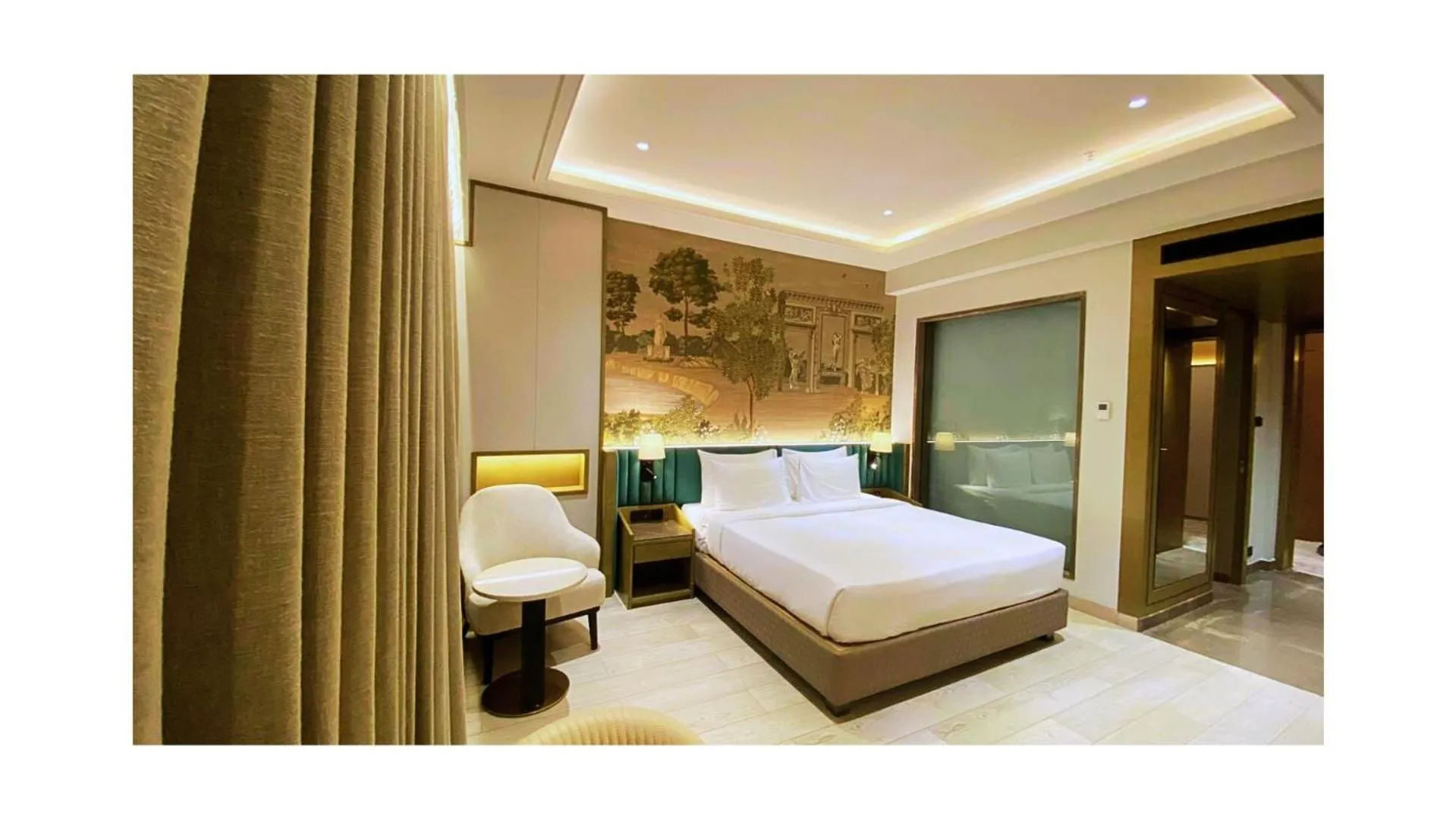 Photo of the whole room, Bed in Akino Luxury