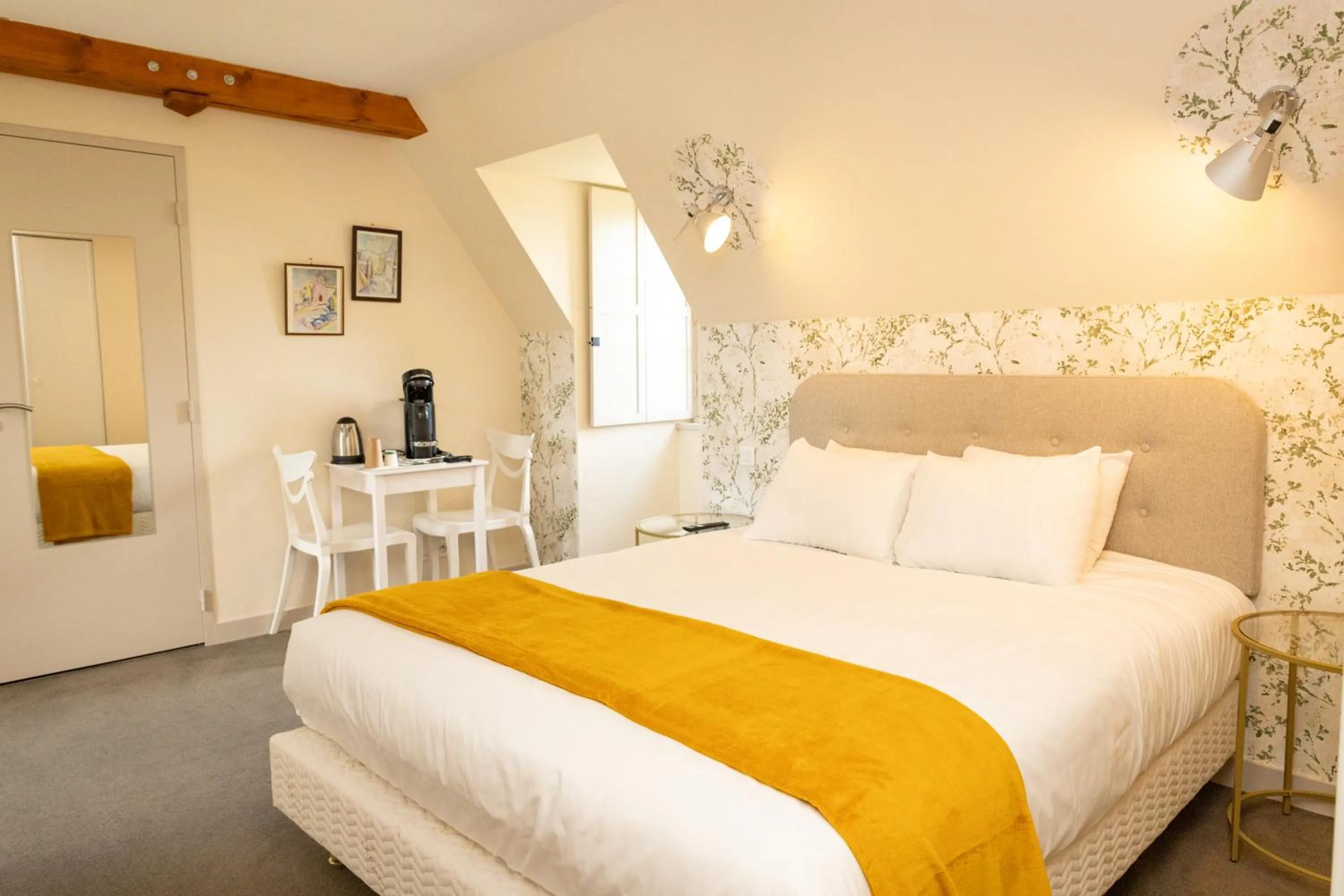 Bed in Auberge le Prieuré des Gourmands