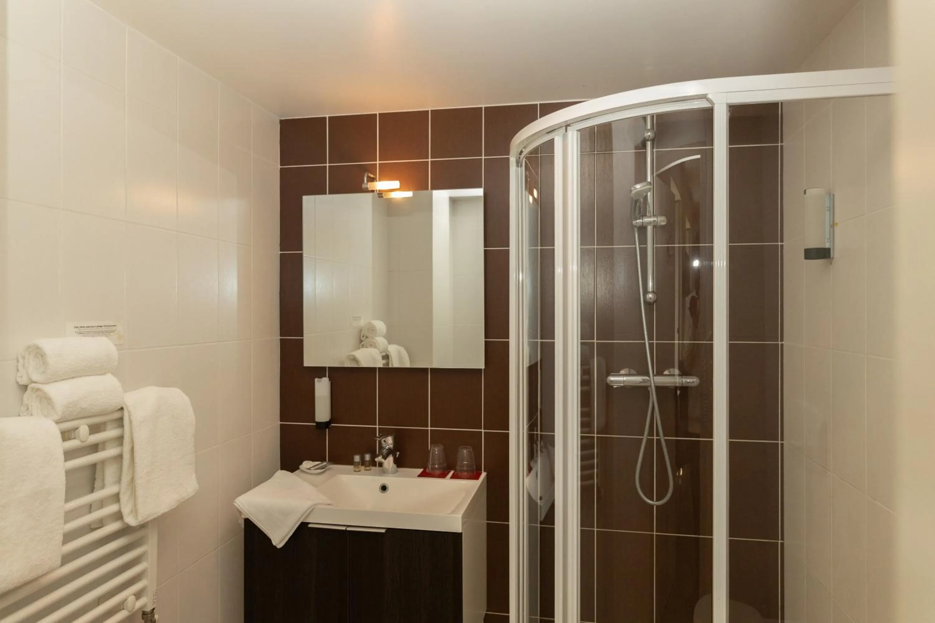 Shower in Auberge le Prieuré des Gourmands