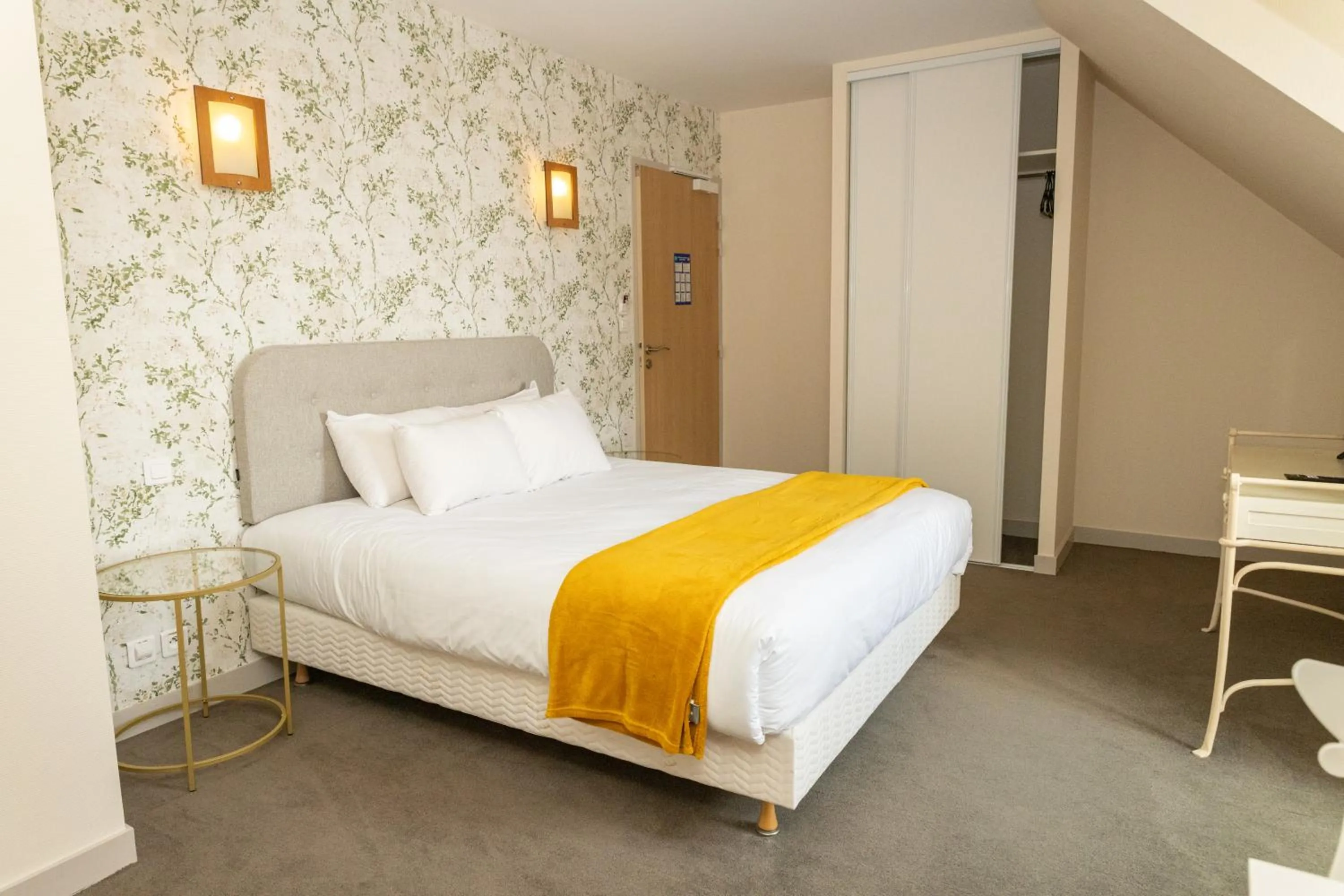 Bed in Auberge le Prieuré des Gourmands