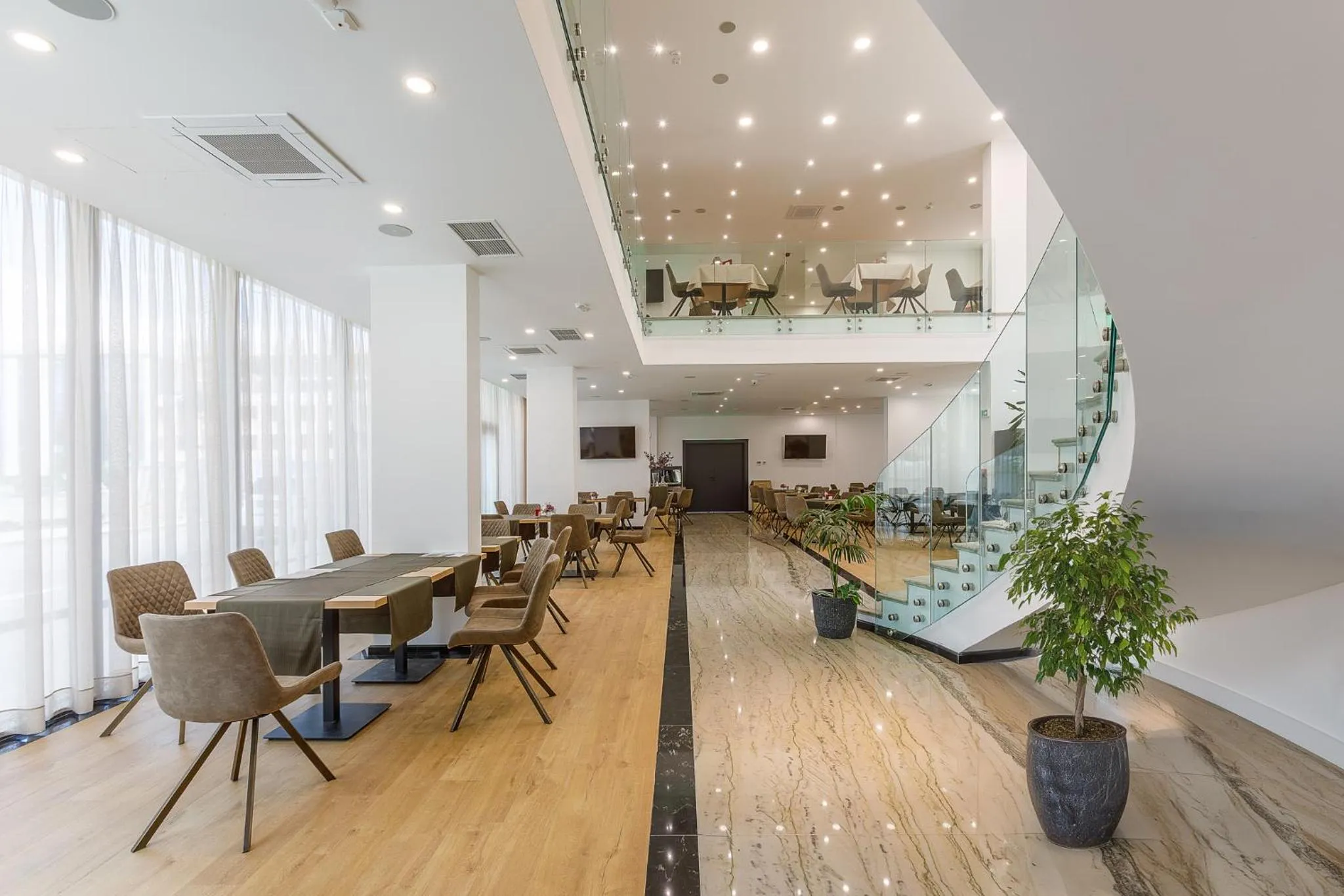 Restaurant/places to eat in Blue Star Luxury Hotel