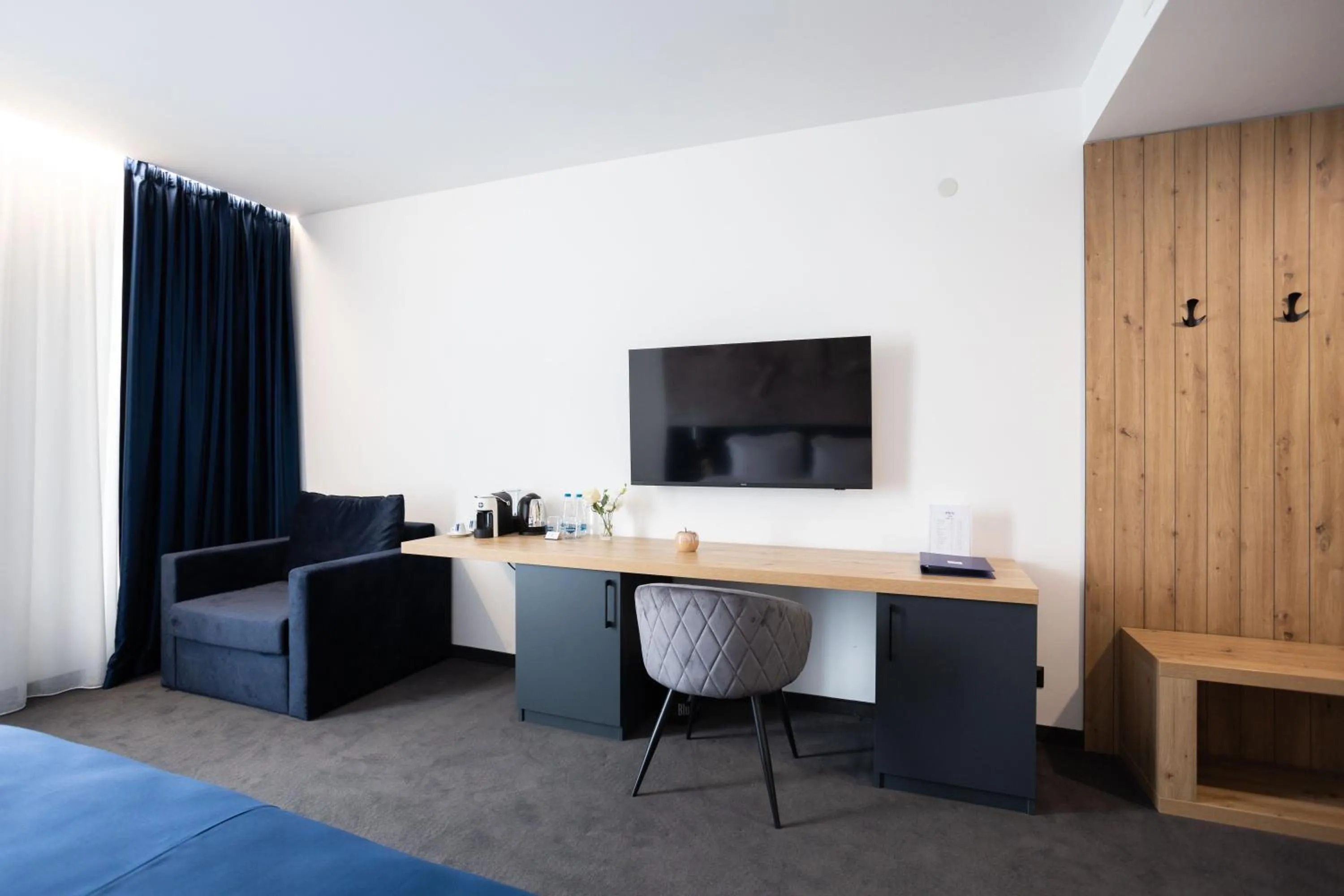 TV and multimedia in Blue Star Luxury Hotel