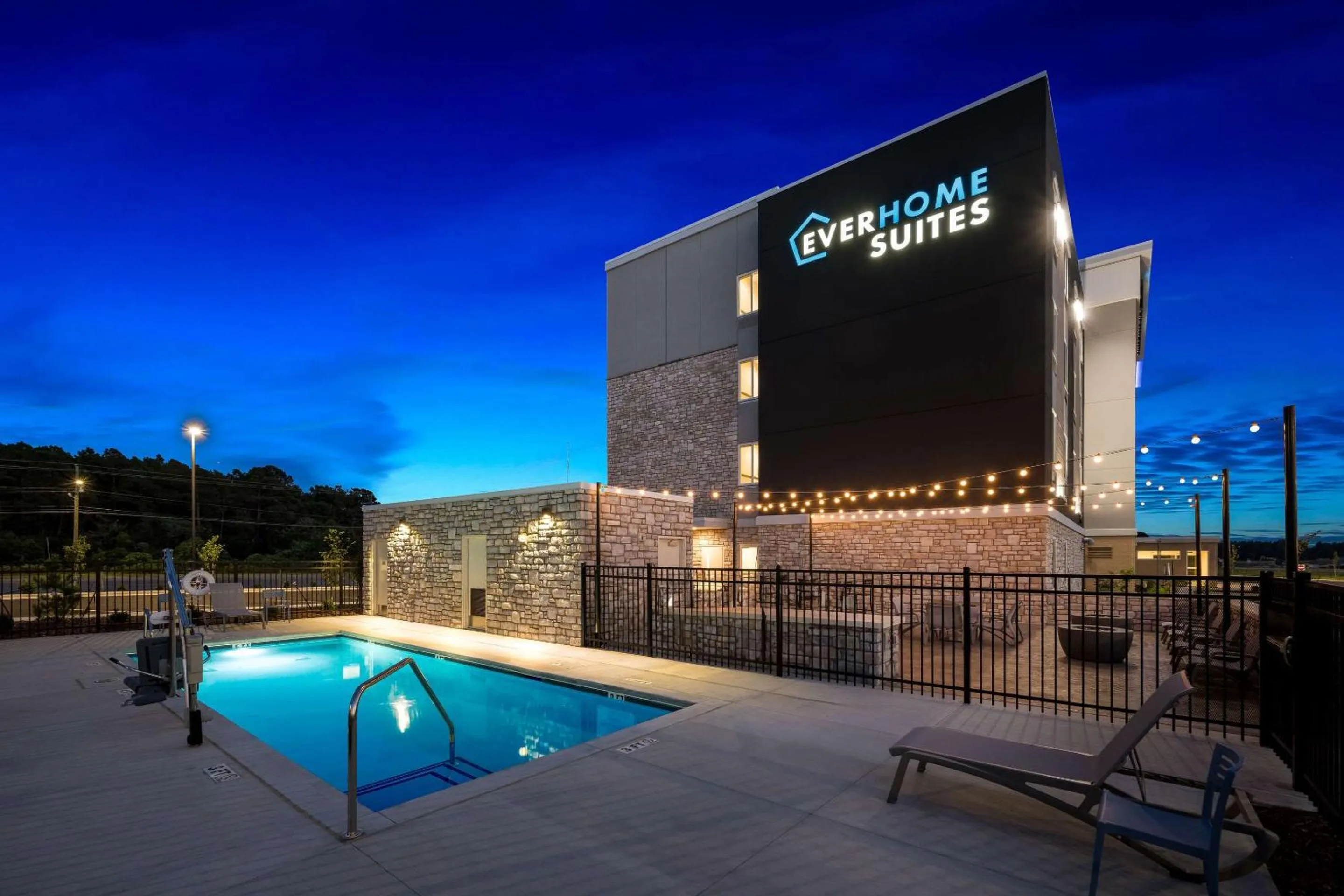 Swimming pool in Everhome Suites Fayetteville near Fort Bragg