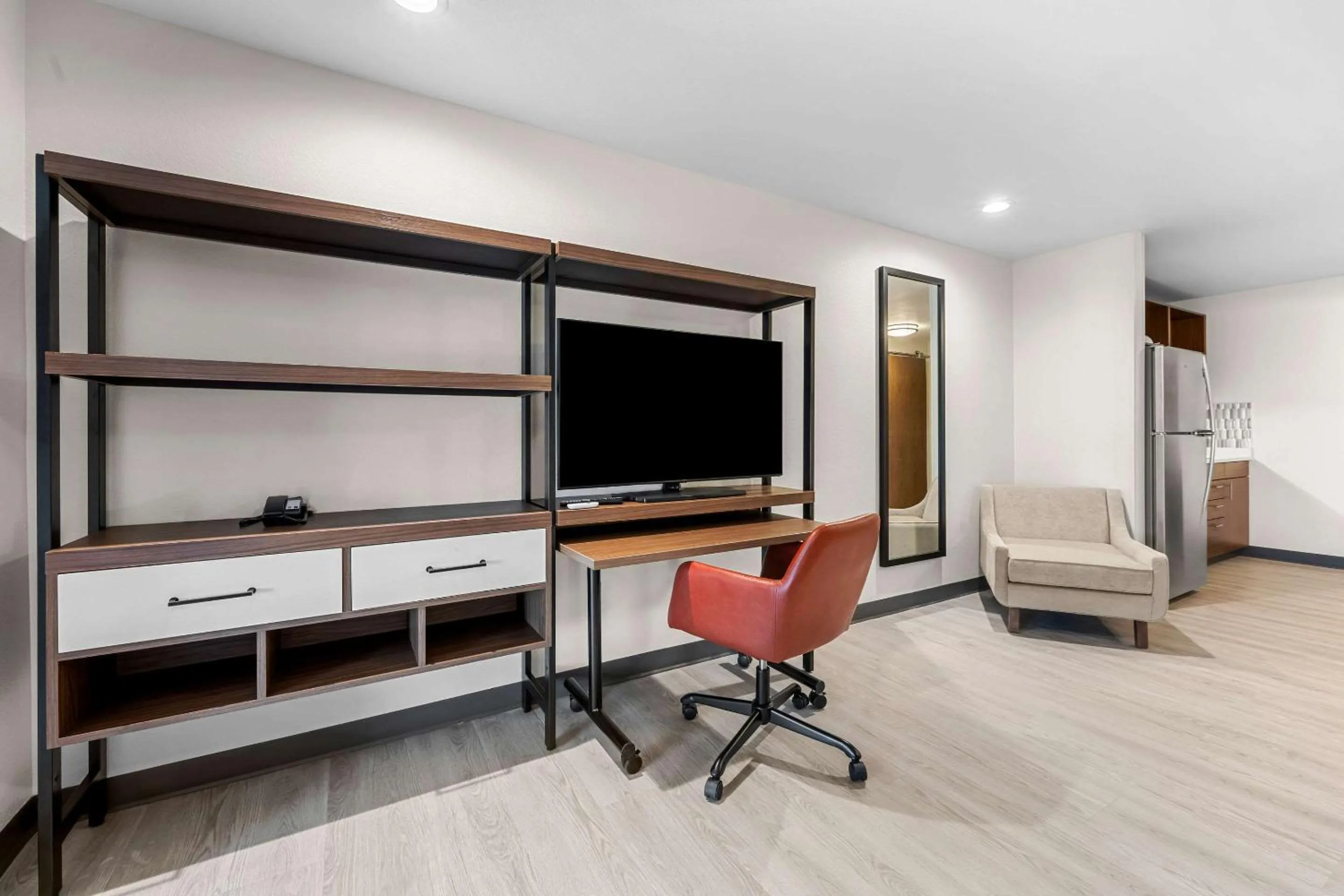 TV and multimedia in Everhome Suites Fayetteville near Fort Bragg