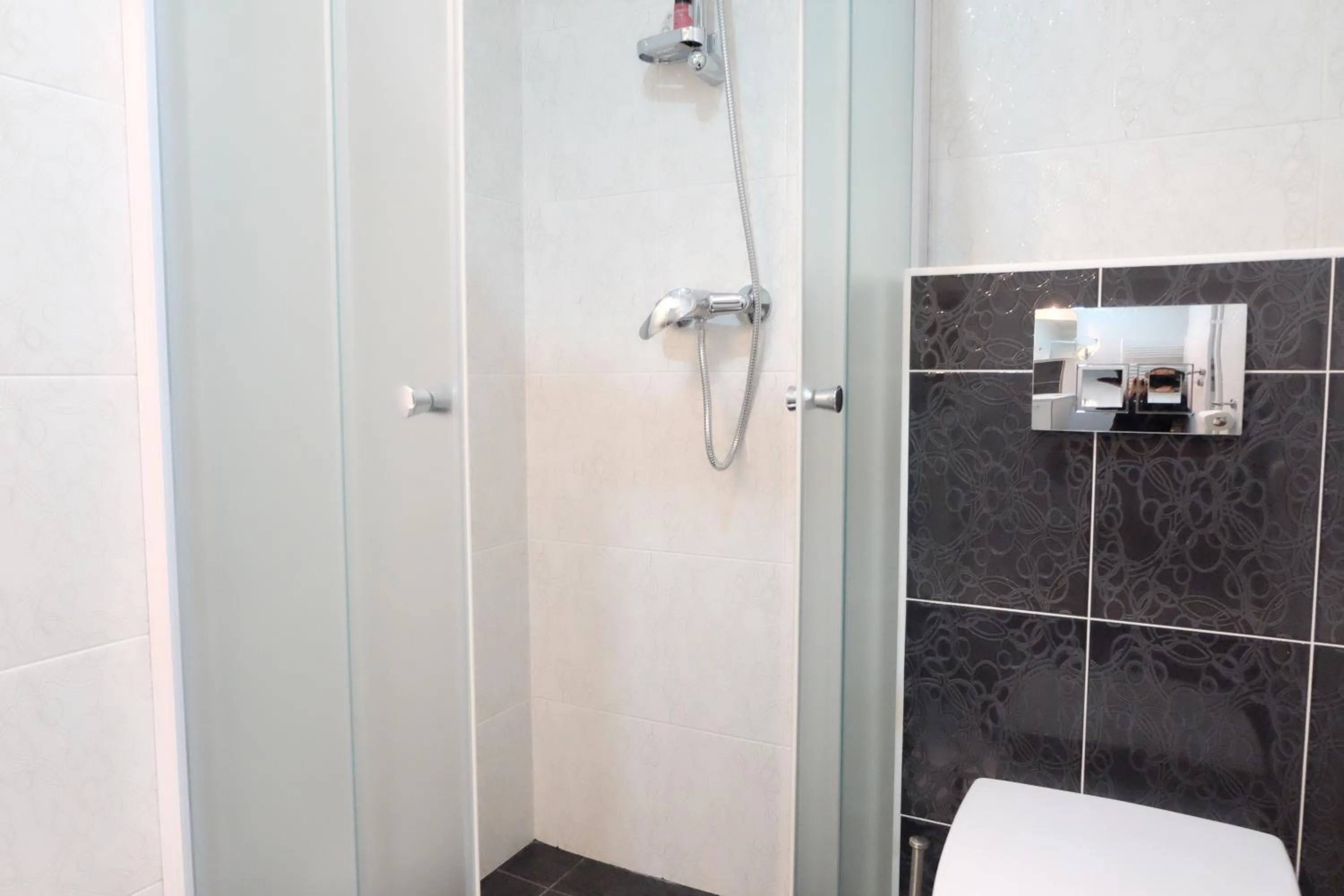 Shower in Luwiana Suites